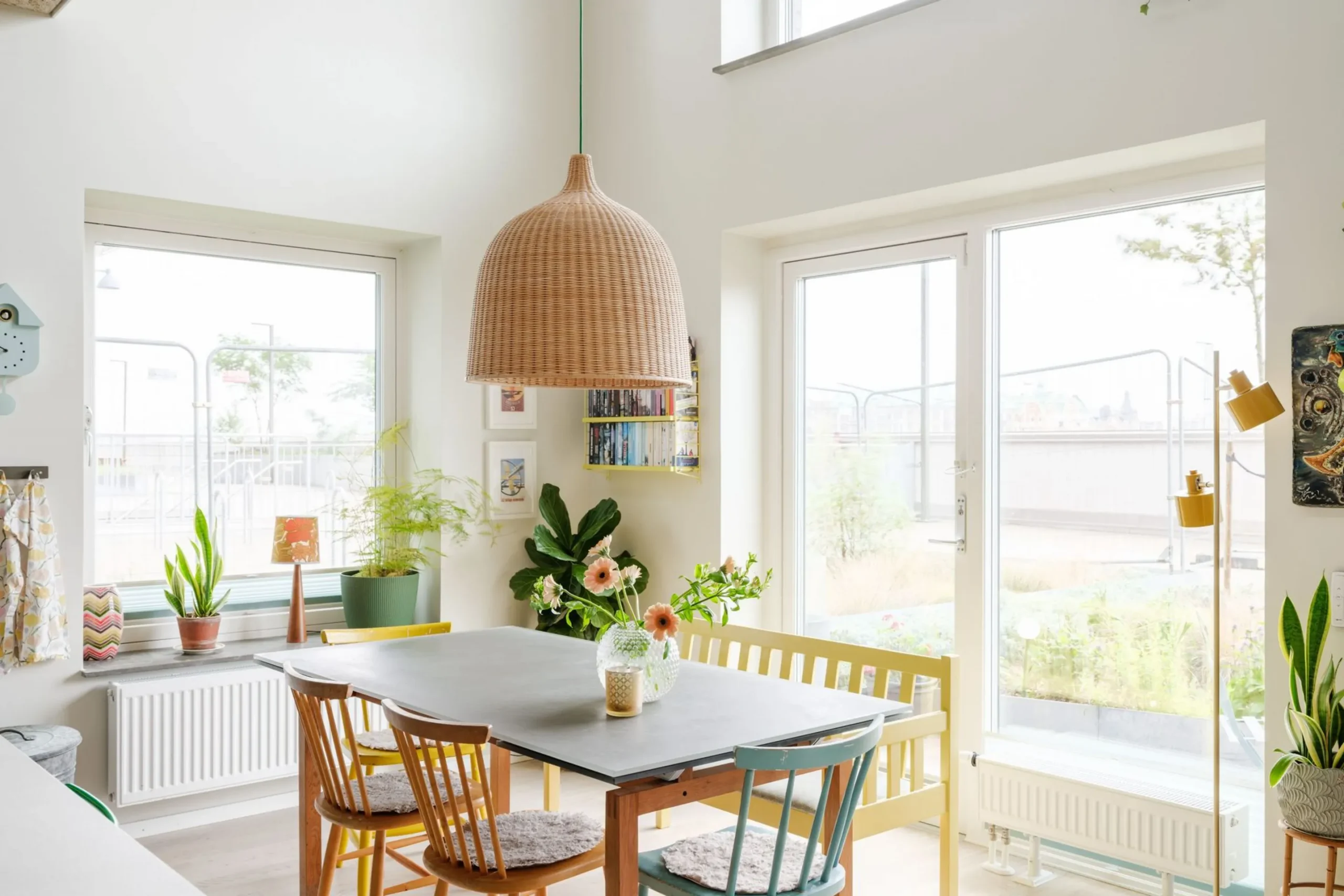 salle à manger décoration scandinave contemporaine colorée dans appartement en duplex