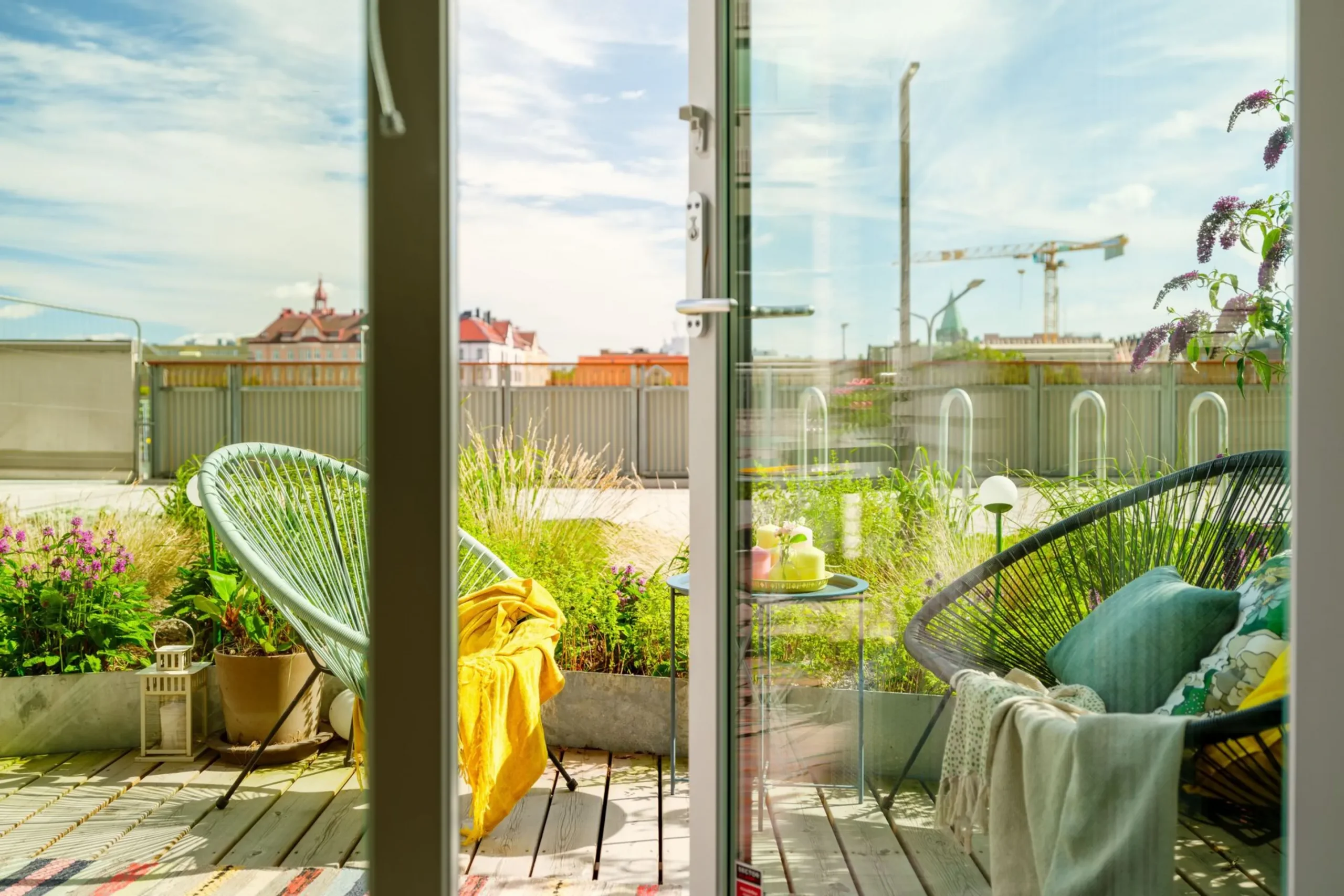 terrasse avec fauteuils acapulco vert appartement en duplex