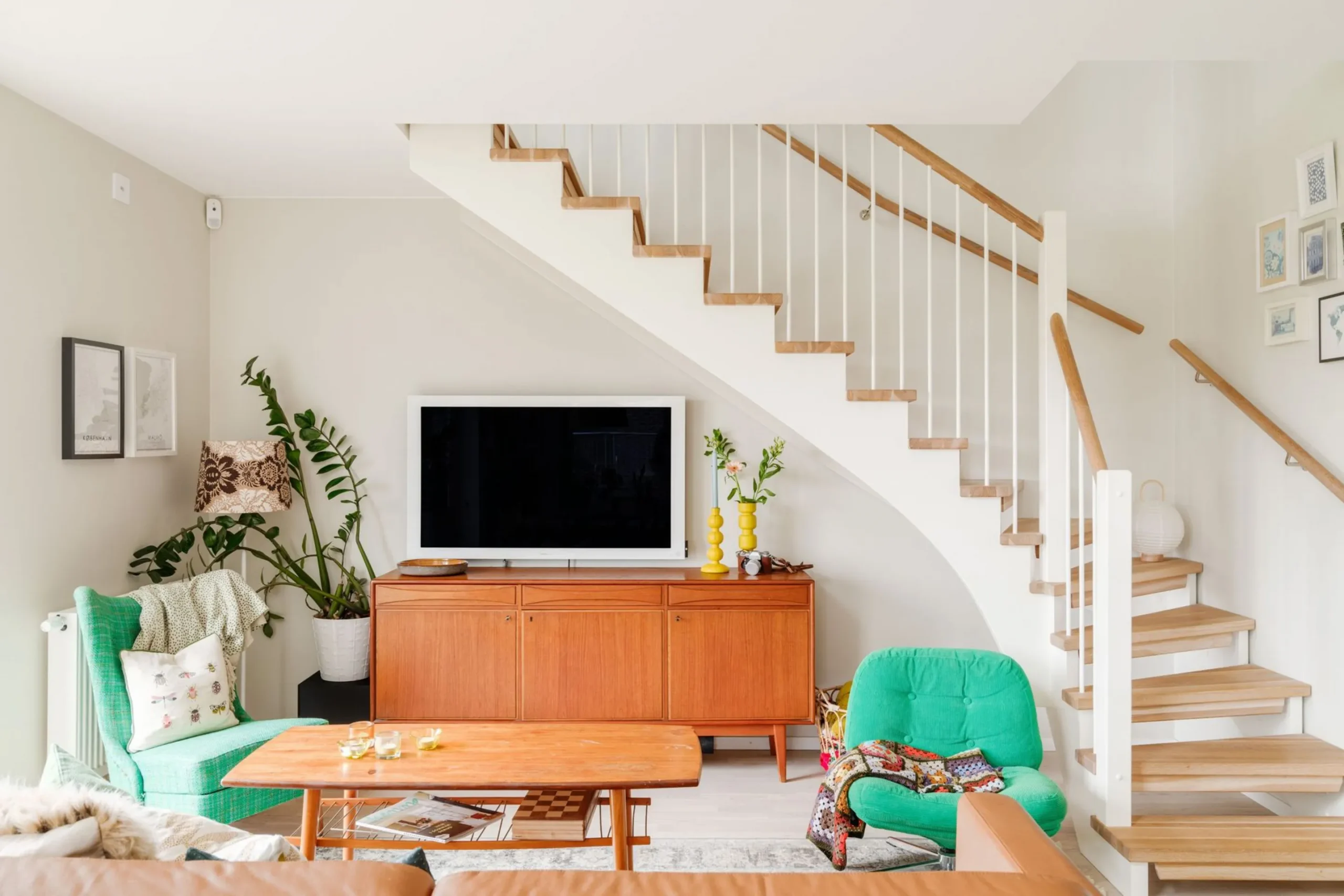 salon décoration scandinave contemporaine colorée avec escalier dans appartement en duplex
