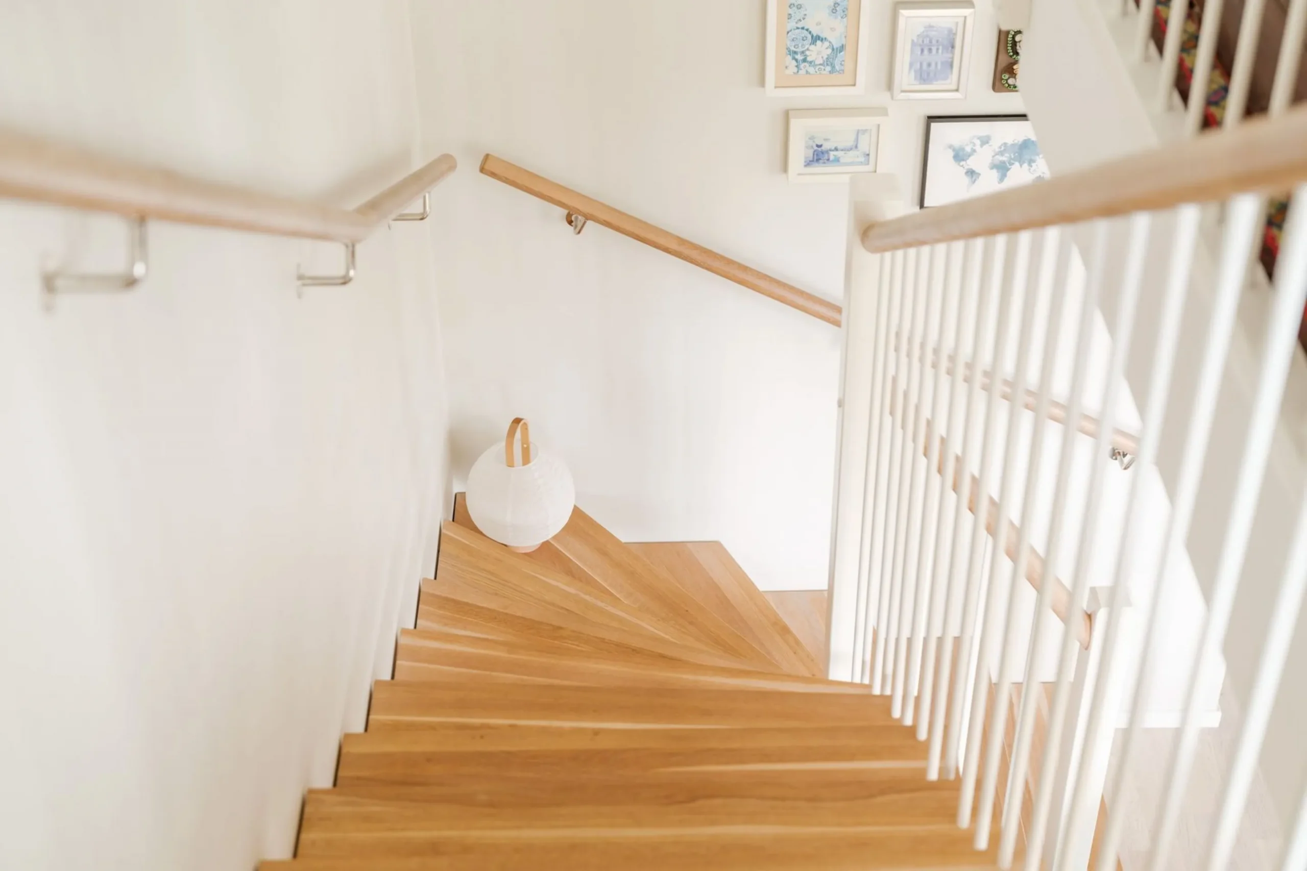 escalier bois moderne garde corps blanc appartement en duplex