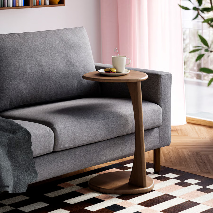 salon IKEA 2026 avec table d salon IKEA 2026 avec table d'appoint couleur noyer Ugglerum style mid-century modern