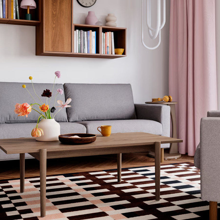 salon IKEA 2026 avec table basse couleur noyer Ugglerum style mid-century modern salon IKEA 2026 avec table basse couleur noyer Ugglerum style mid-century modern