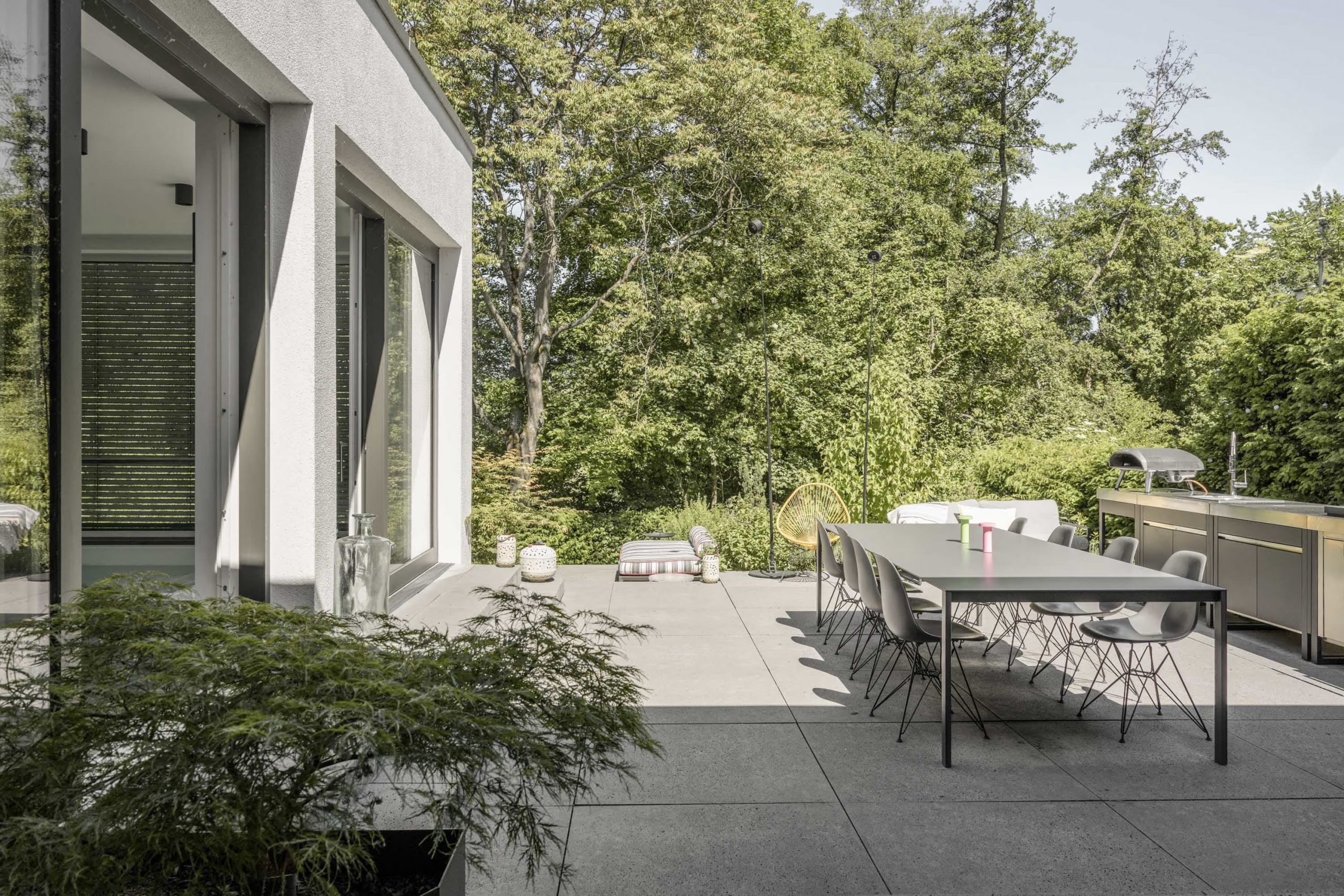 terrasse carrelage gris avec salle à manger extérieur et cuisine d'été maison d'architecte