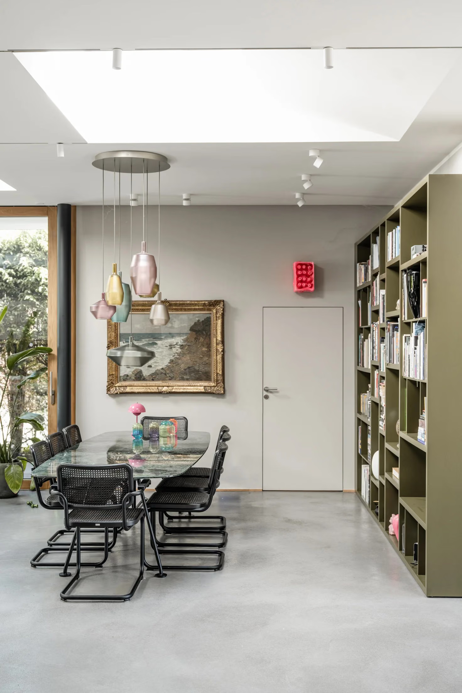 salle à manger décoration design et contemporaine sol béton ciré grandes baies vitrées maison d'architecte