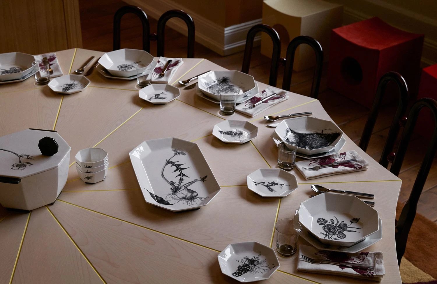 vaisselle botanique noire et blanche Zara Home x Luca Guadagnino : la collection Atlas of Desire