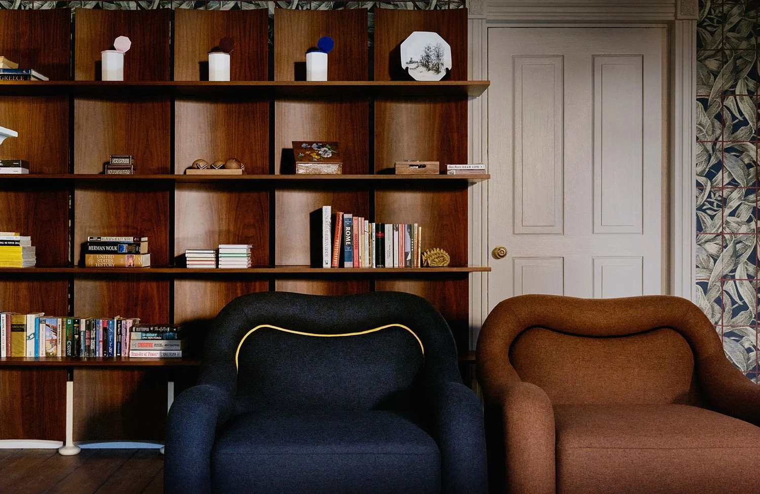 salon avec bibliothèque en noyer Zara Home x Luca Guadagnino : la collection Atlas of Desire