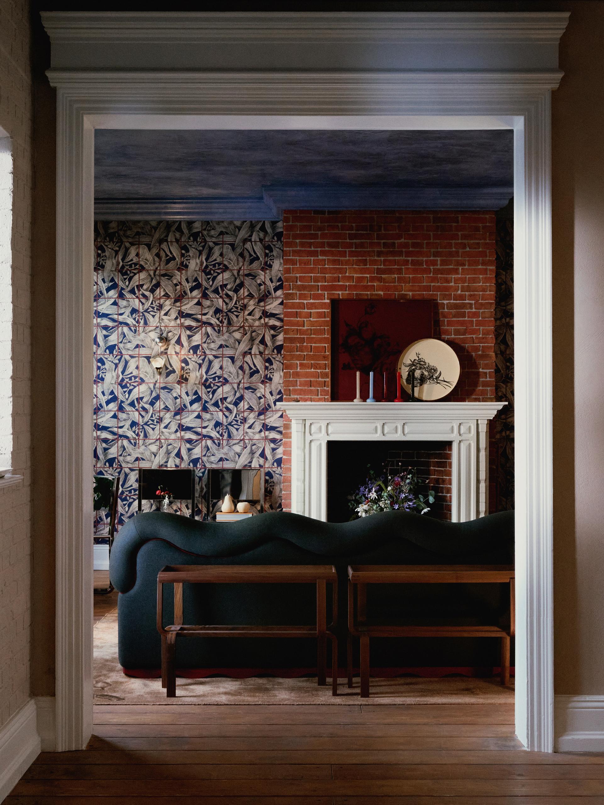 salon avec cheminée Zara Home x Luca Guadagnino : la collection Atlas of Desire