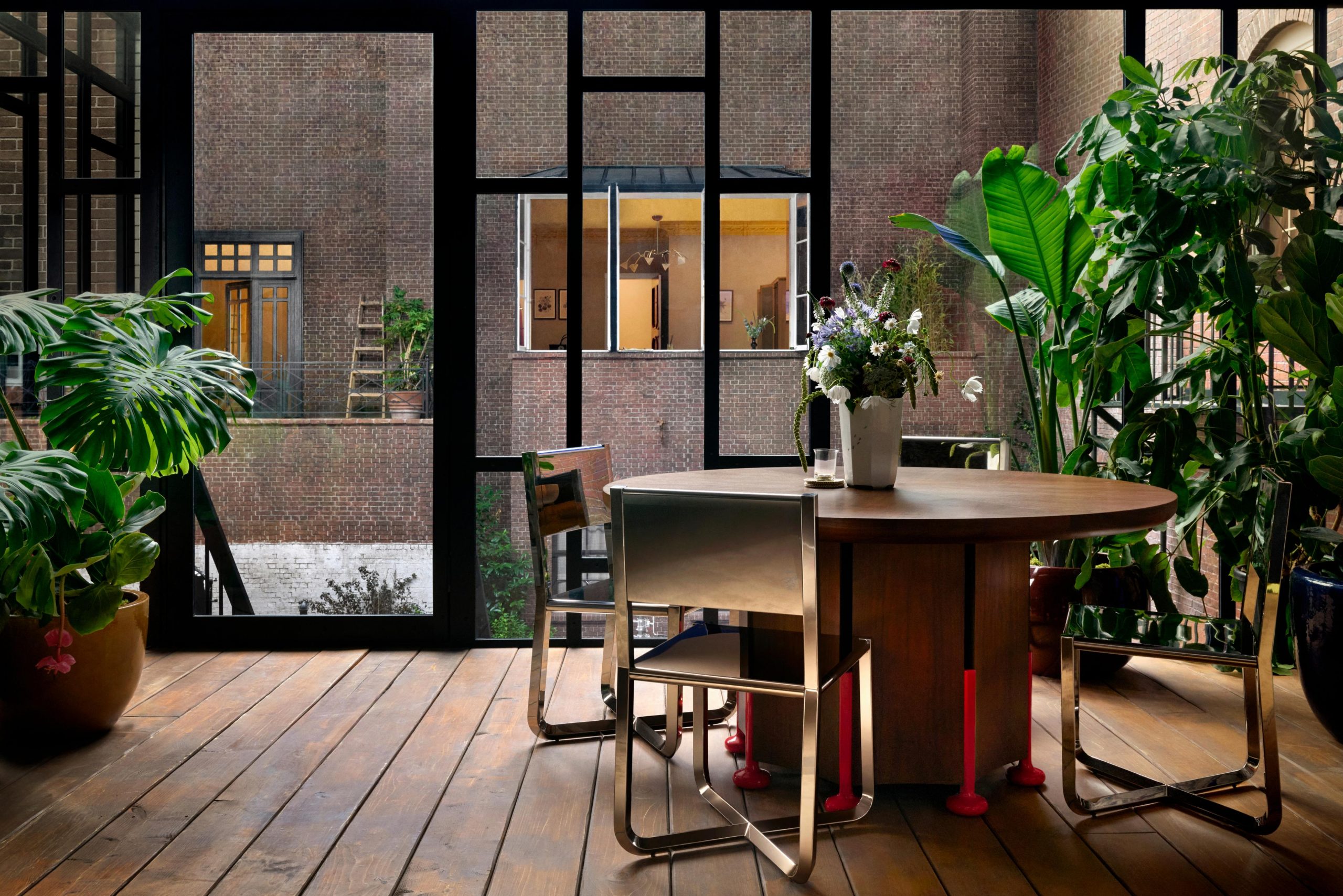 salle à manger style vintage avec plantes vertes