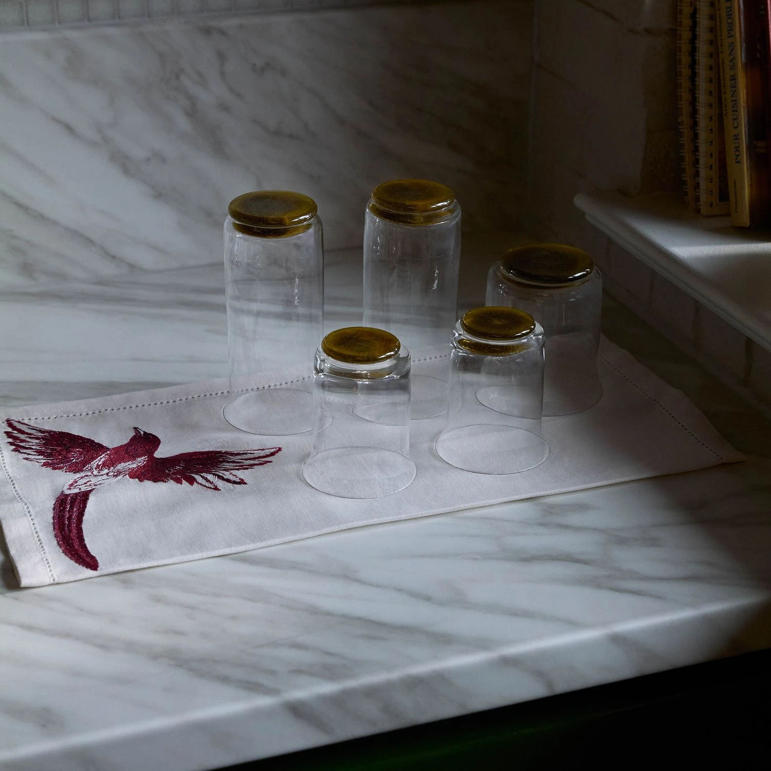 serviette brodée oiseau bordeaux