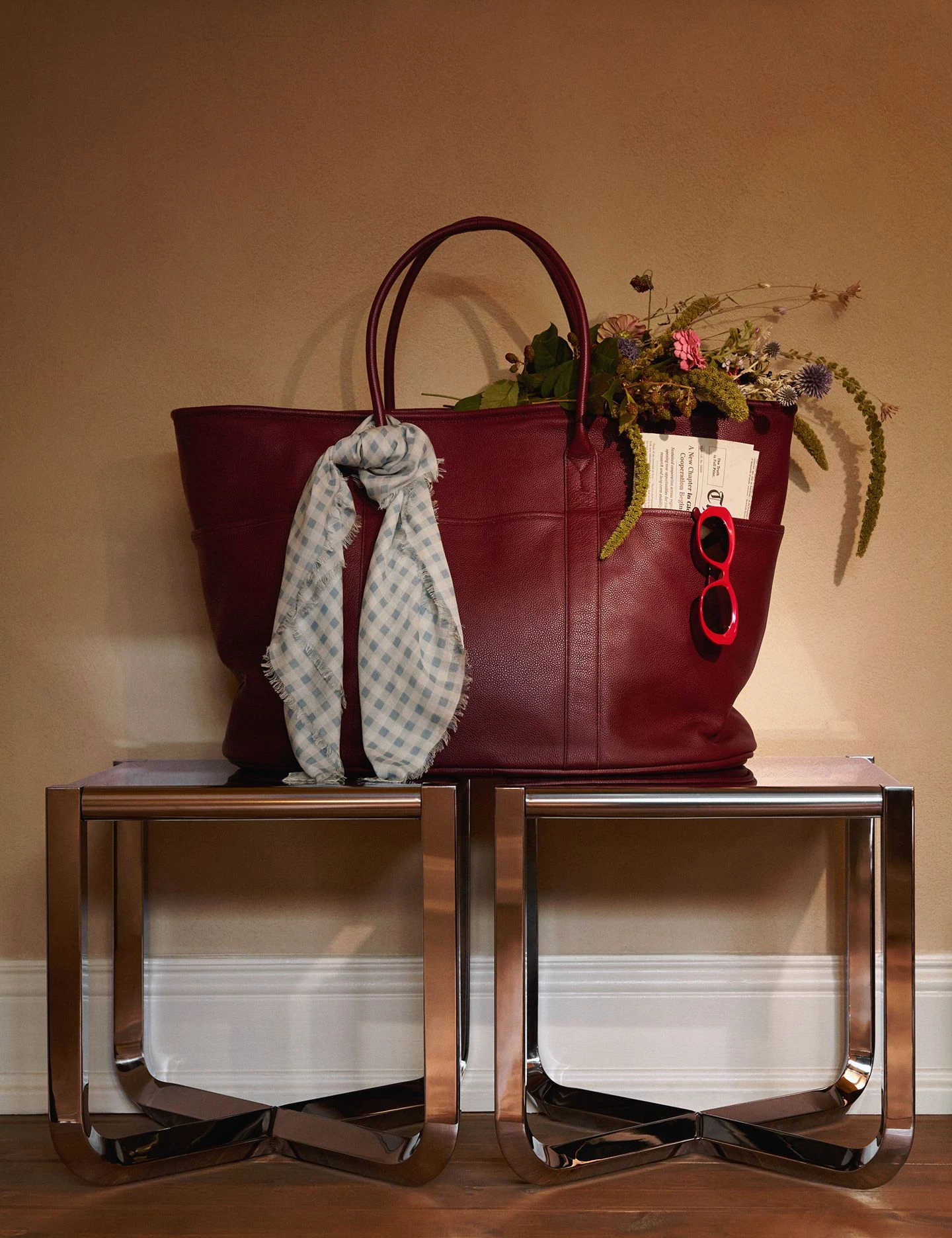 sac en cuir sur tabouret inox