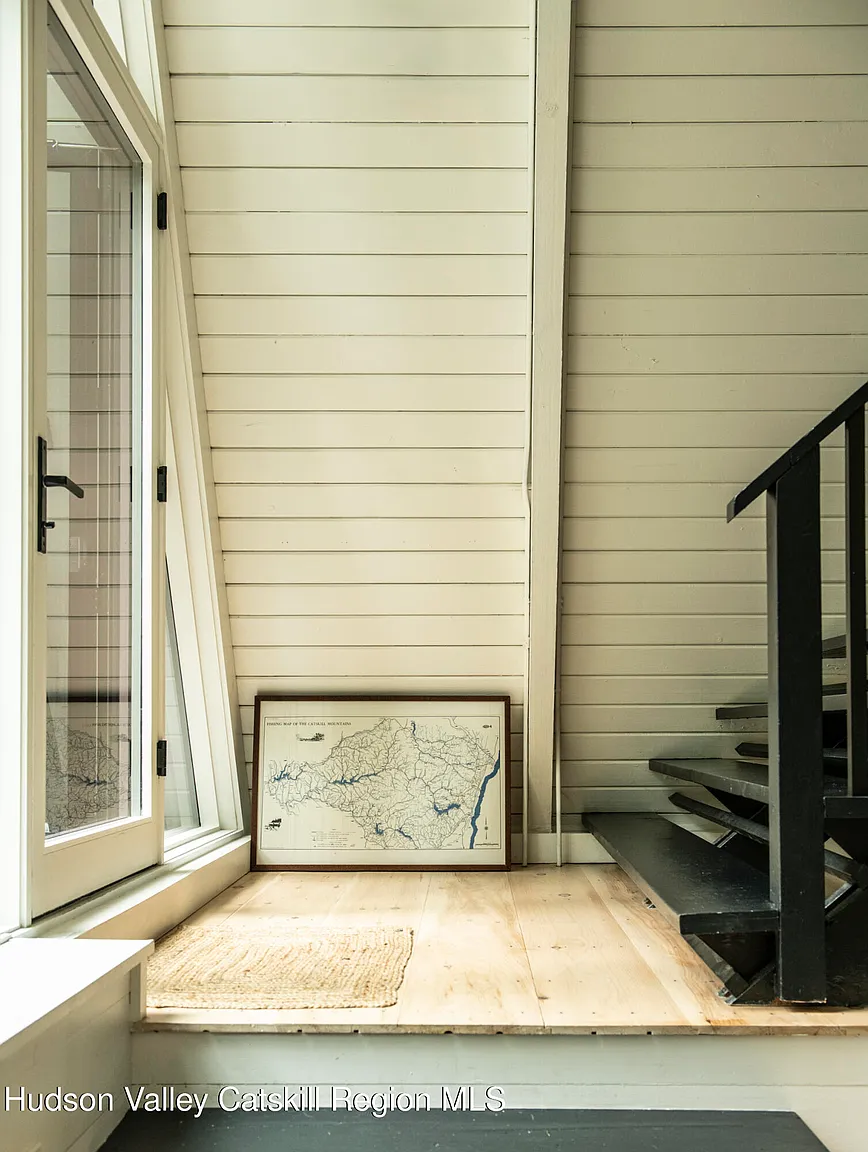 salon avec escalier maison A-Frame des années 1970
