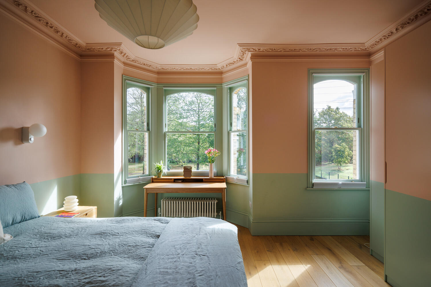chambre rose et verte avec bow window dans appartement dans maison victorienne à Londres décoration colorée style color blocking chambre rose et verte avec bow window dans appartement dans maison victorienne à Londres décoration colorée style color blocking