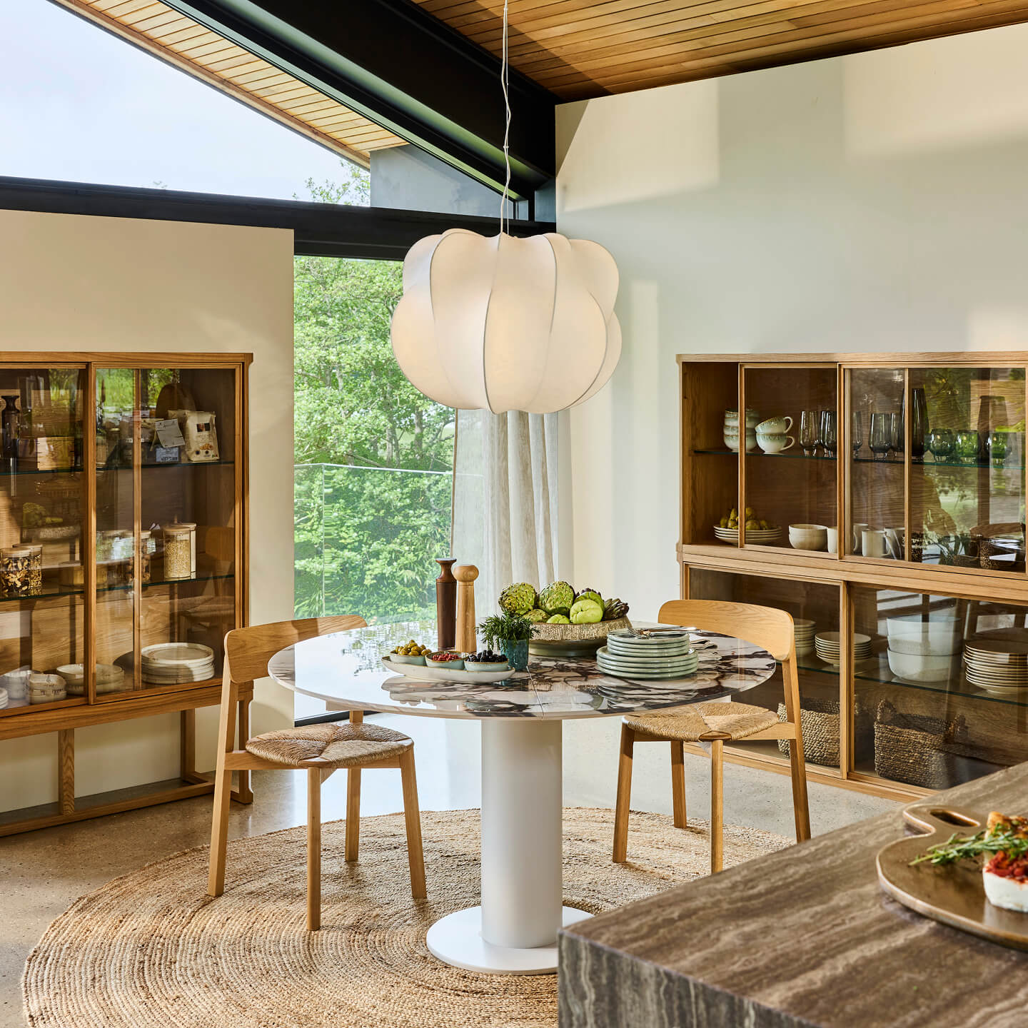 salle à manger maison contemporaine avec baie vitrée collection AMPM 2026/2027 automne hiver