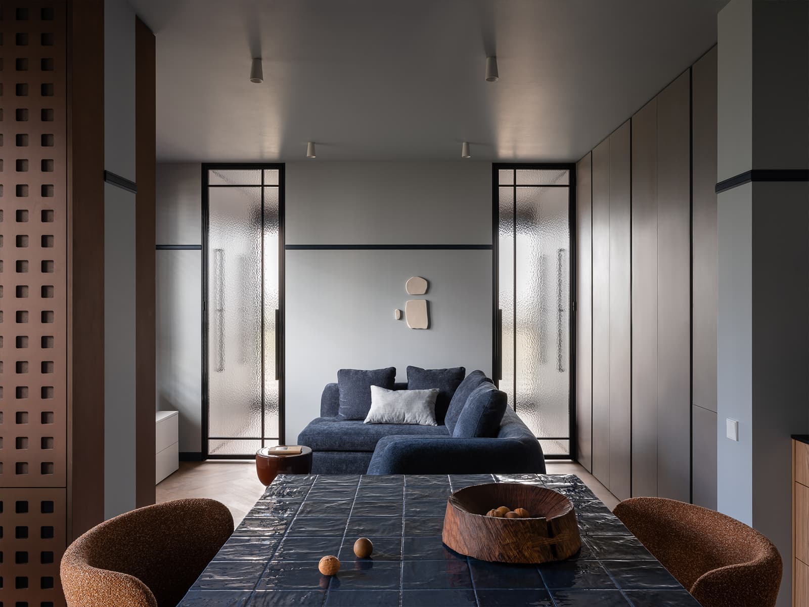 cuisine ouverte avec îlot en zelliges bleu nuit et salon avec canapé bleu appartement 59m2 décoration contemporaine cuisine ouverte avec îlot en zelliges bleu nuit et salon avec canapé bleu appartement 59m2 décoration contemporaine