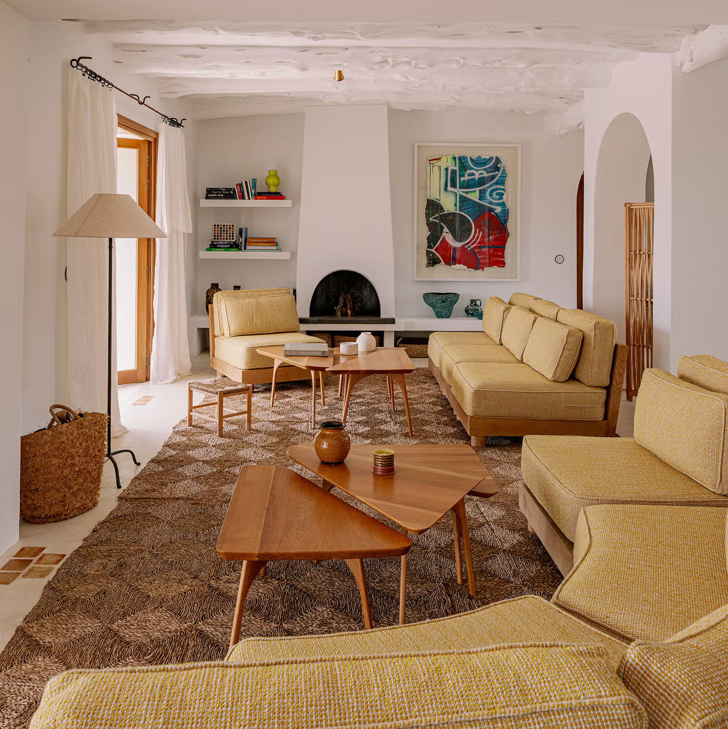 salon avec cheminée décoration contemporaine et méditerranéenne