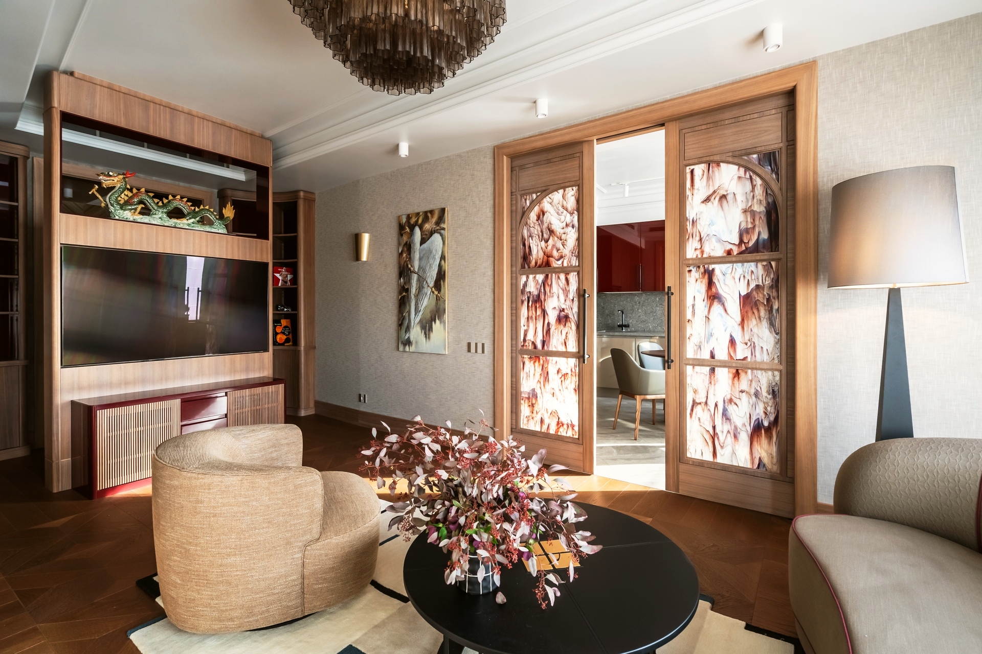salon décoration contemporaine avec doubles portes vitrail appartement de 120m2