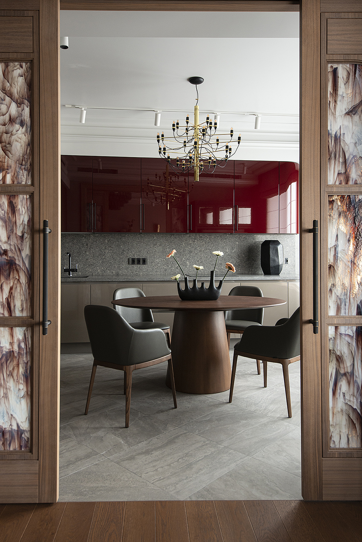 cuisine rouge laquée décoration contemporaine avec doubles portes vitrail appartement de 120m2