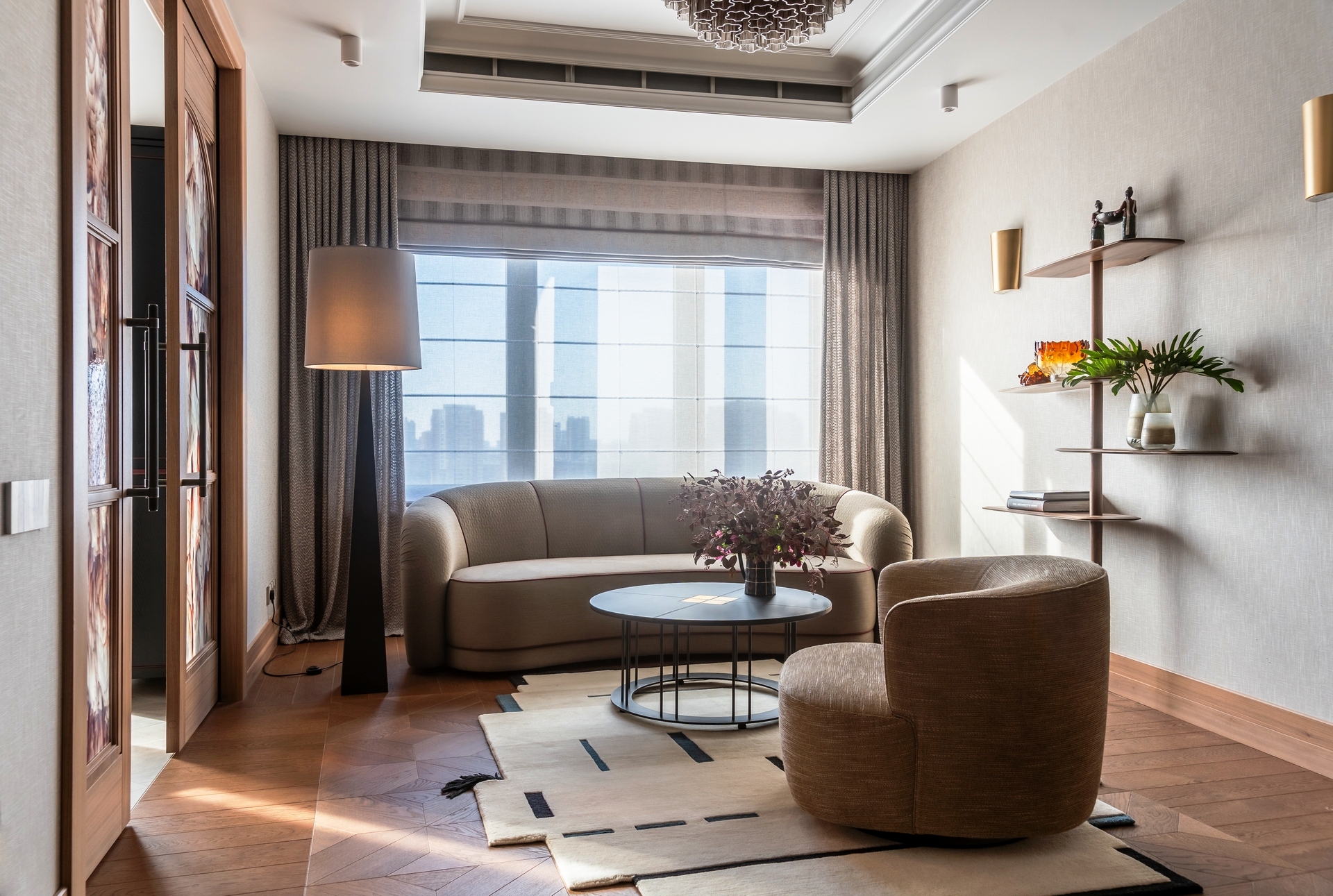 salon décoration contemporaine avec doubles portes vitrail appartement de 120m2