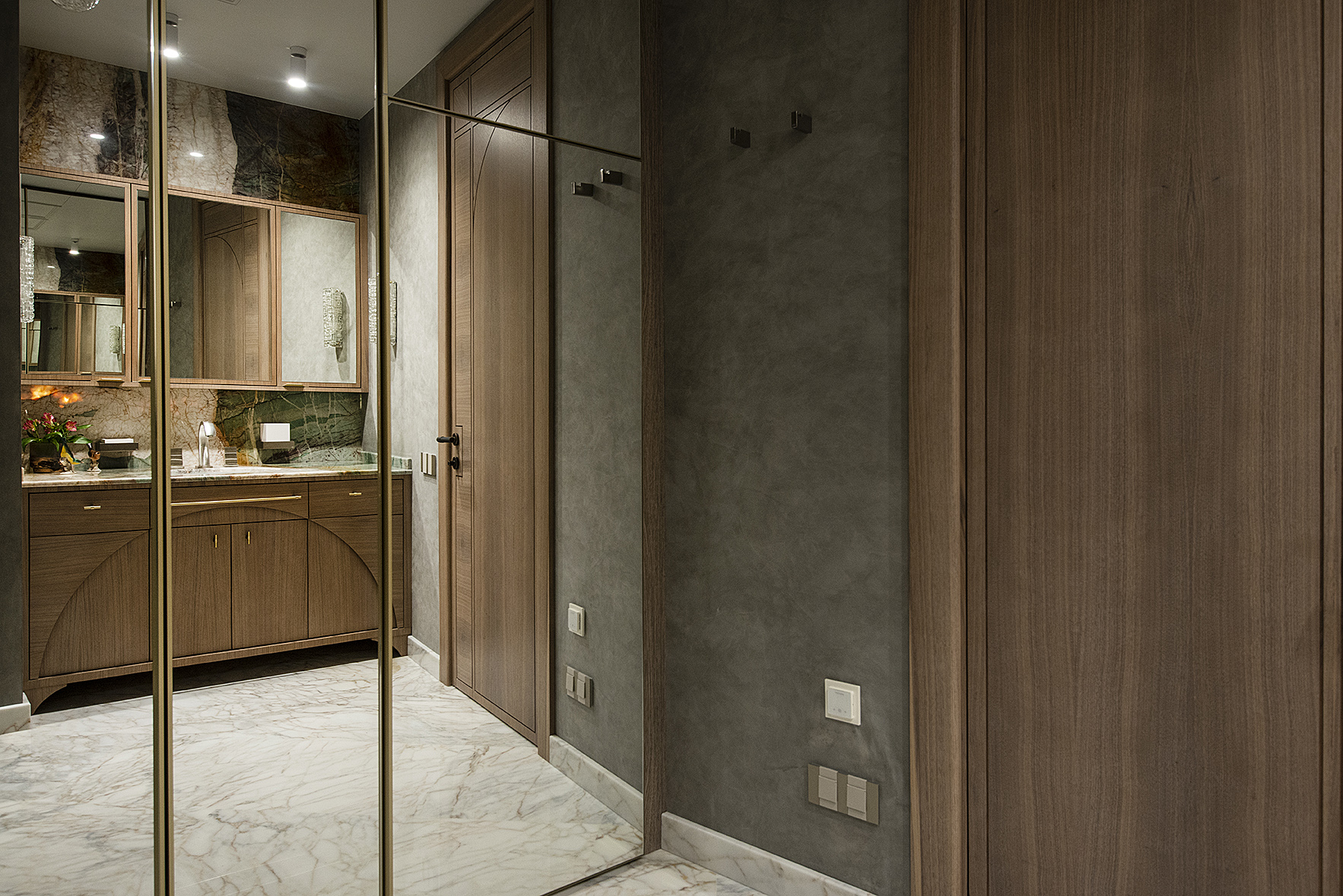 salle de bain marbre et bois