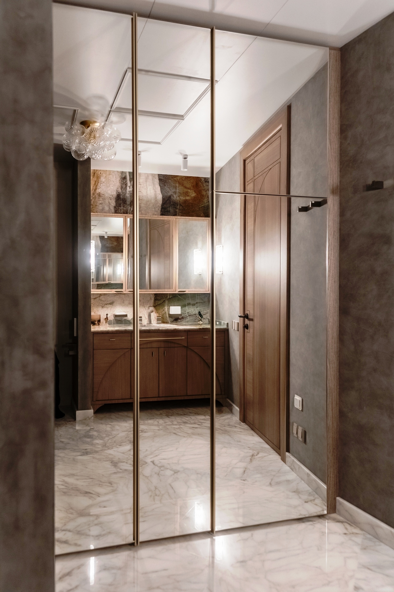 salle de bain marbre et bois