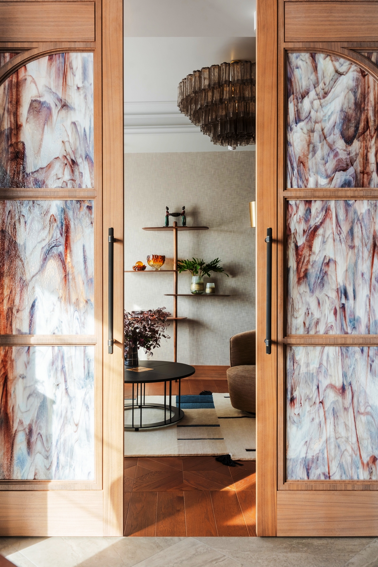 salon décoration contemporaine avec doubles portes vitrail appartement de 120m2