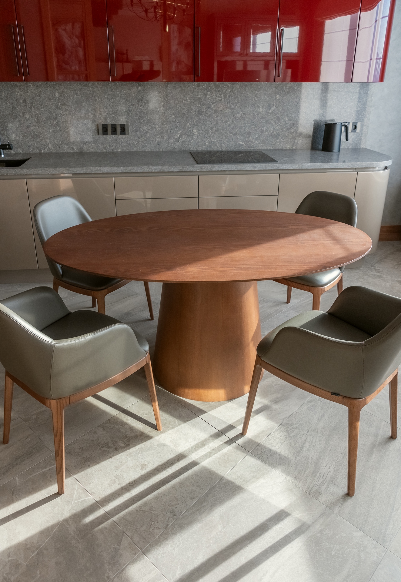 cuisine rouge laquée décoration contemporaine avec espace salle à manger appartement de 120m2