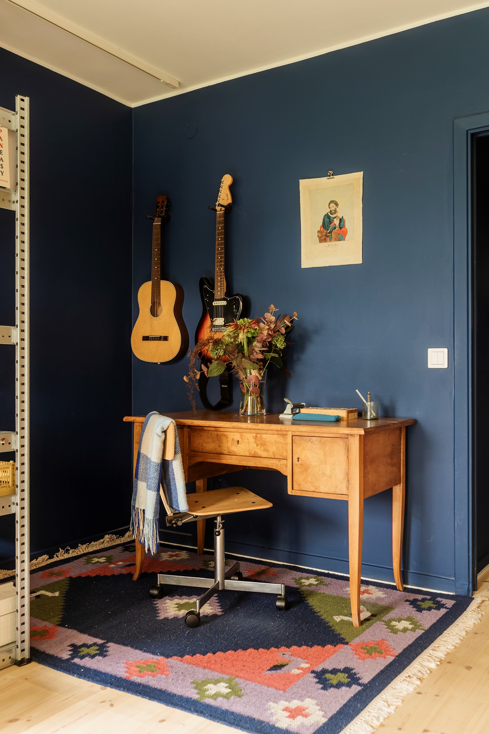 bureau mur bleu tapis kilim