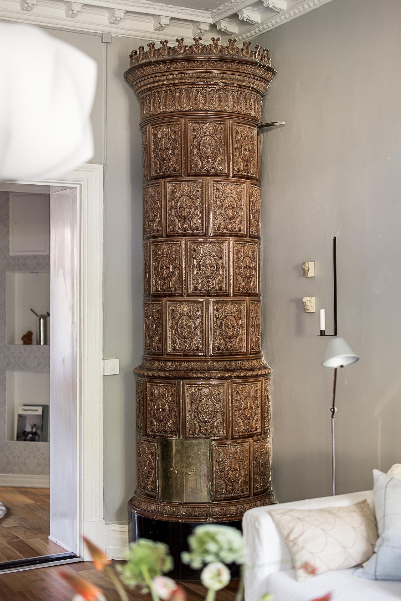 salon avec poêle en faïence suédois kakelugn et moulures murs gris décoration scandinave salon avec poêle en faïence suédois kakelugn et moulures murs gris décoration scandinave