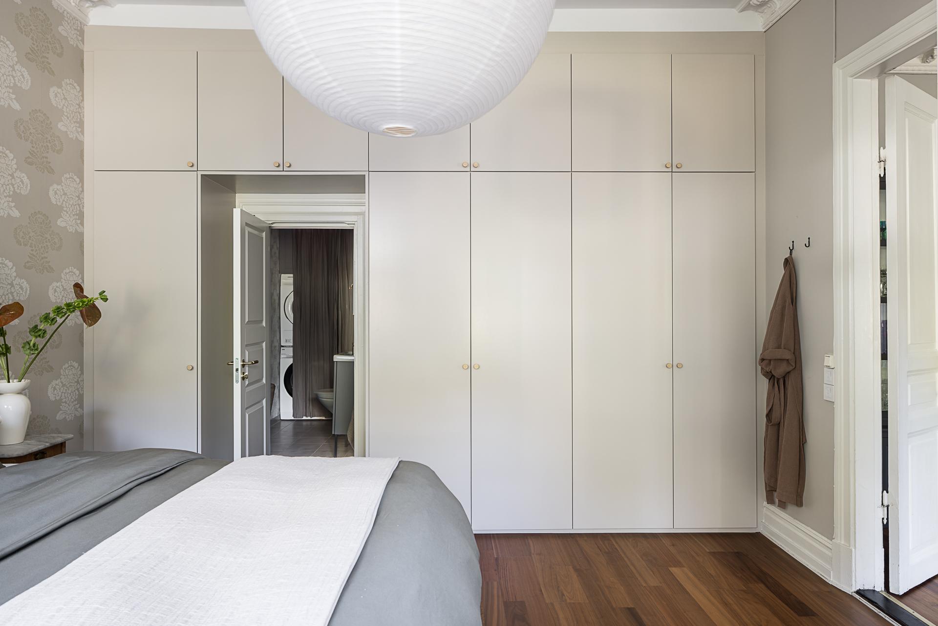 chambre beige et noire avec papier-peint et grands placards décoration scandinave chambre beige et noire avec papier-peint et grands placards décoration scandinave