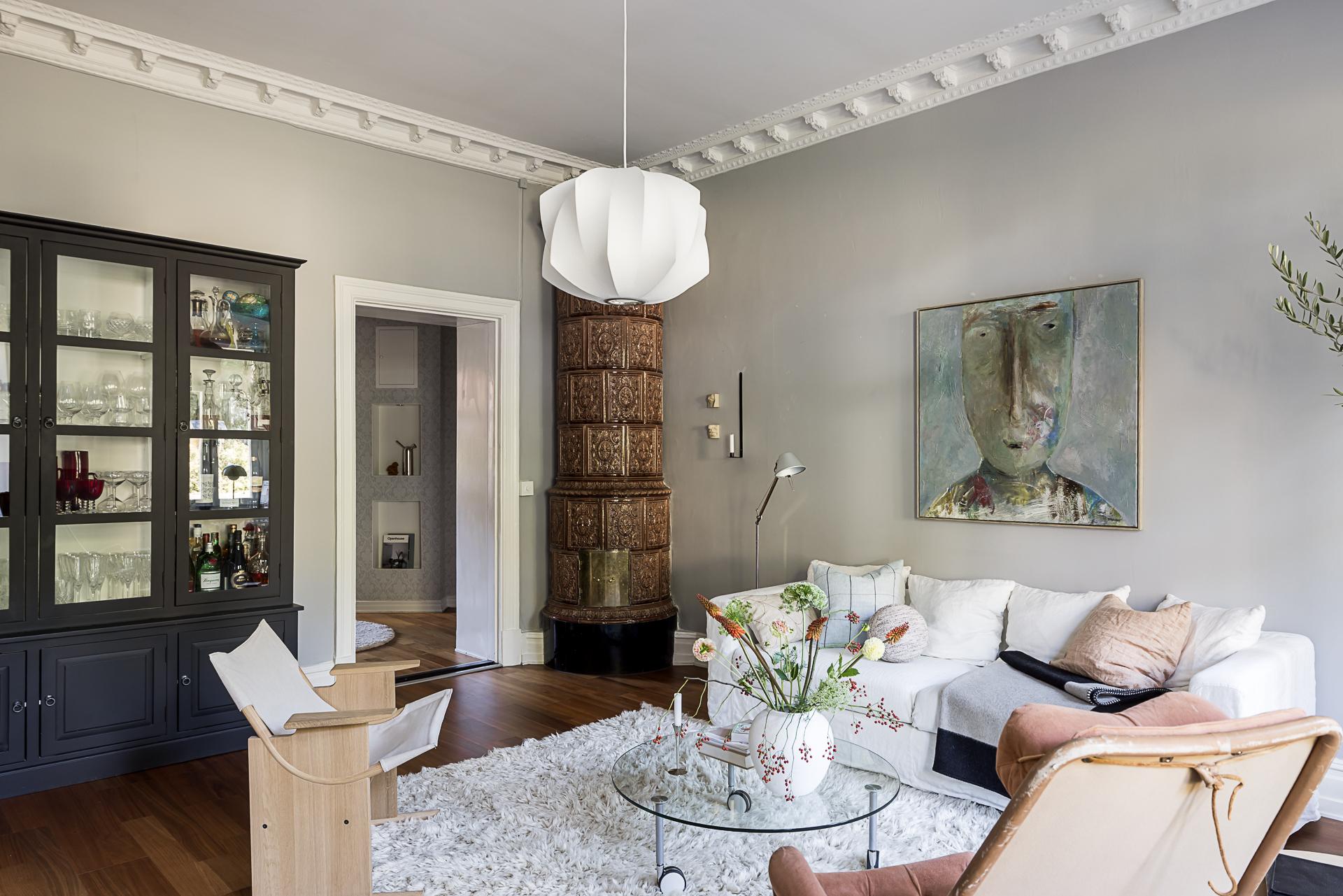 salon avec poêle en faïence suédois kakelugn et moulures murs gris décoration scandinave salon avec poêle en faïence suédois kakelugn et moulures murs gris décoration scandinave