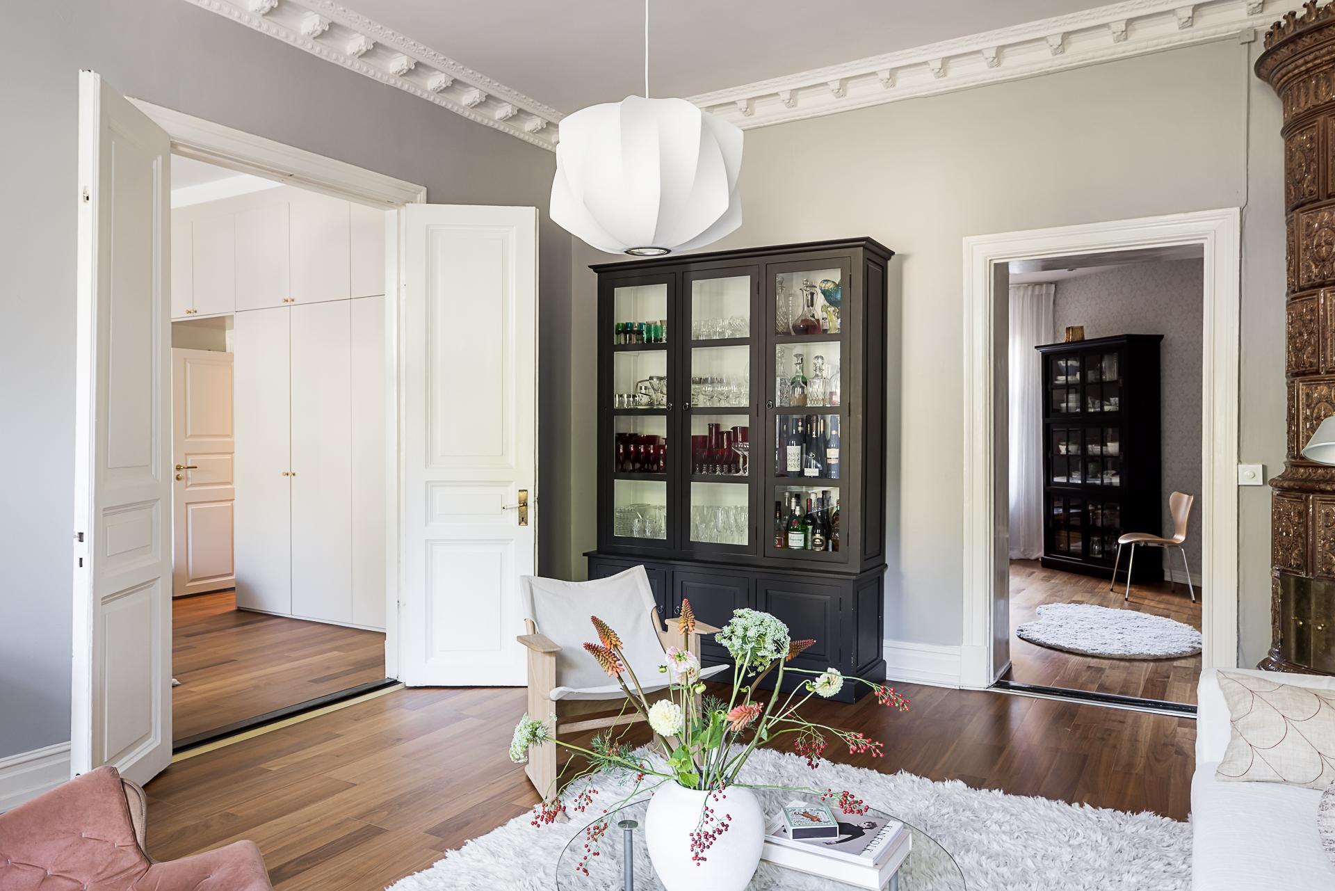 salon avec poêle en faïence suédois kakelugn et moulures murs gris décoration scandinave salon avec poêle en faïence suédois kakelugn et moulures murs gris décoration scandinave