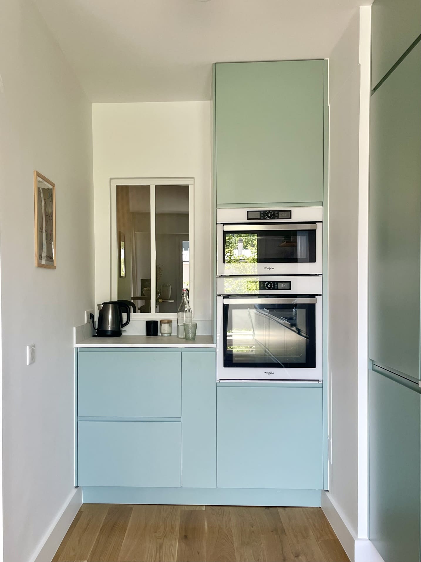 cuisine ouverte verte appartement près de Paris par Charlotte Gille