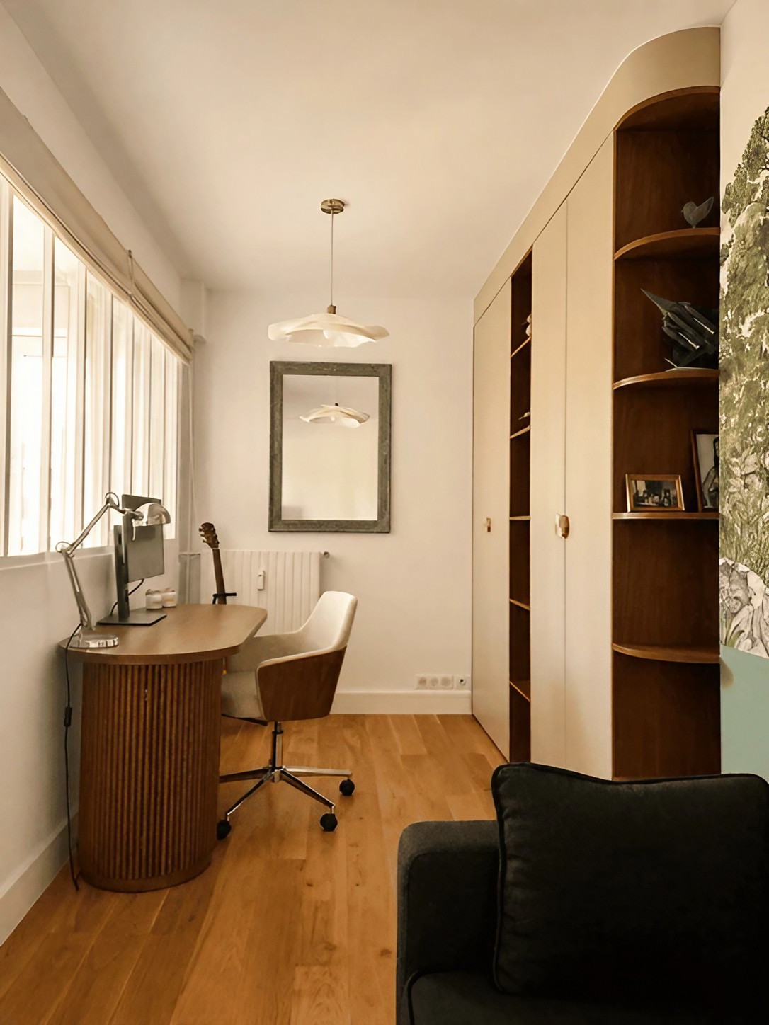 bureau avec verrière d'atelier blanche décoration contemporaine appartement près de Paris par Charlotte Gille