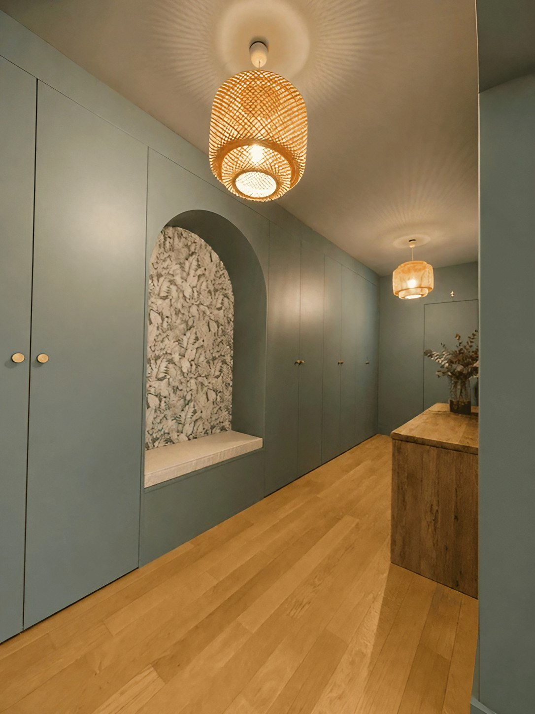 entrée verte avec niche pour banc appartement près de Paris par Charlotte Gille