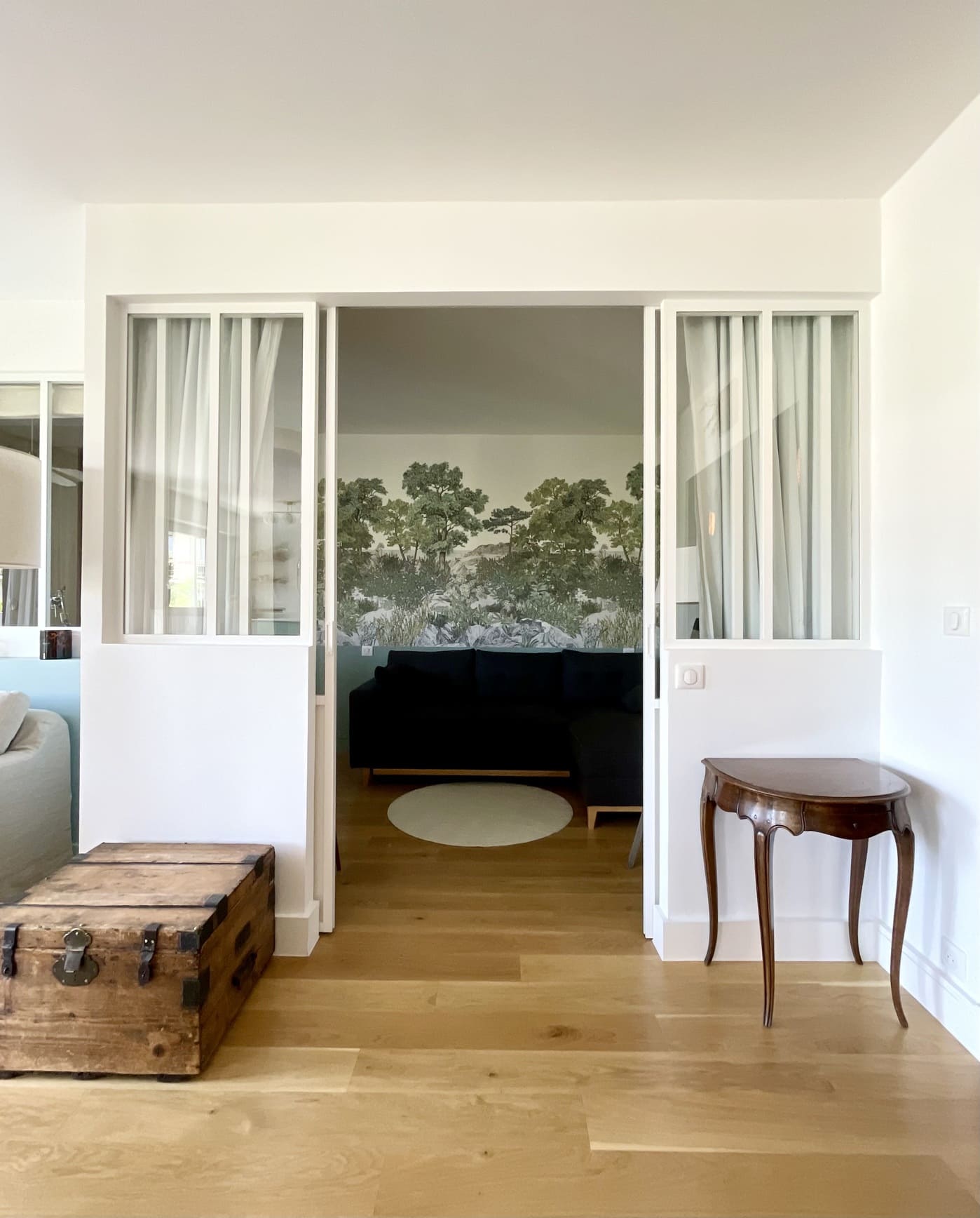 salon avec verrière blanche d'atelier décoration contemporaine appartement près de Paris par Charlotte Gille