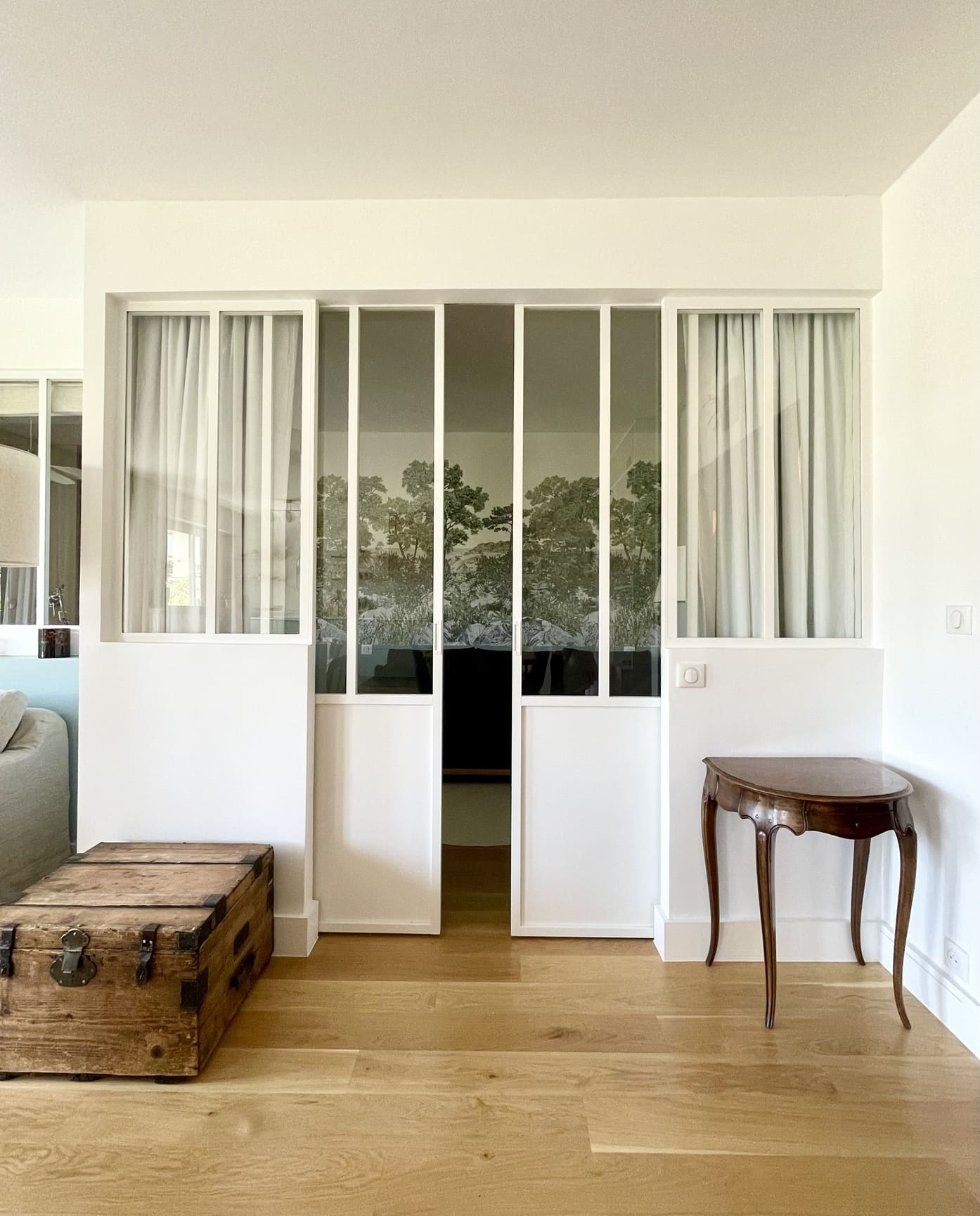 salon avec verrière blanche d'atelier décoration contemporaine appartement près de Paris par Charlotte Gille