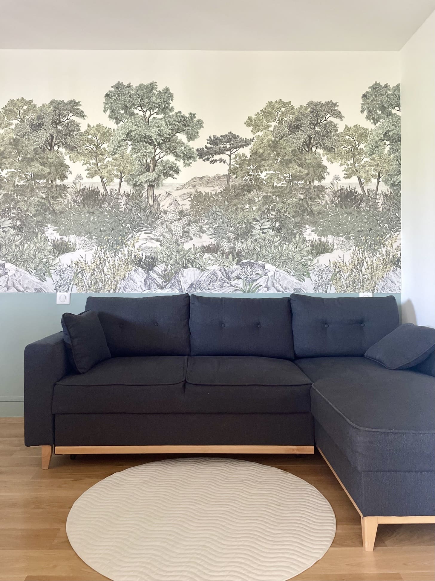 salon avec papier-peint panoramique appartement près de Paris par Charlotte Gille