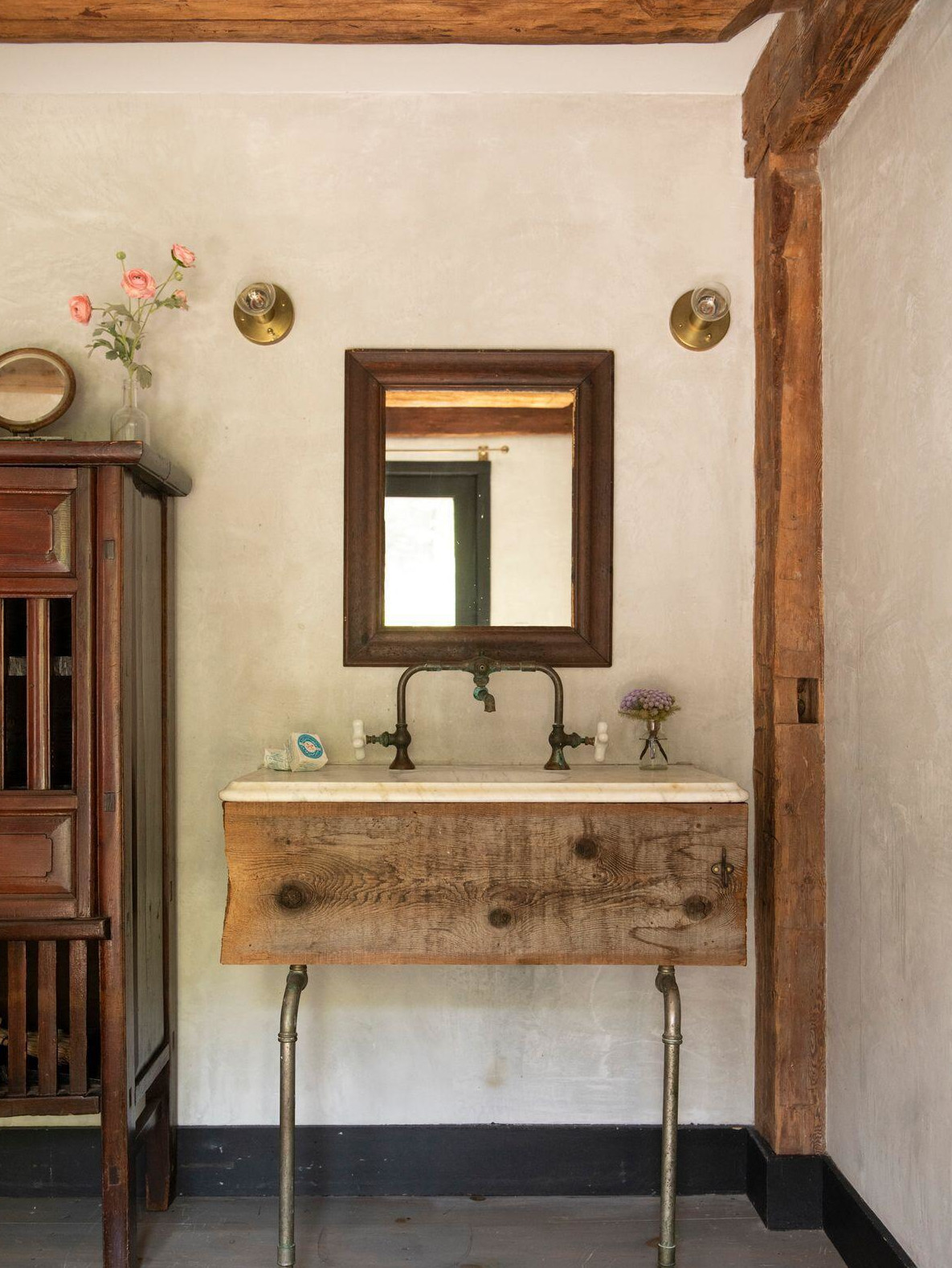 bathroom rustic chic decor 18th-century house in the Catskills