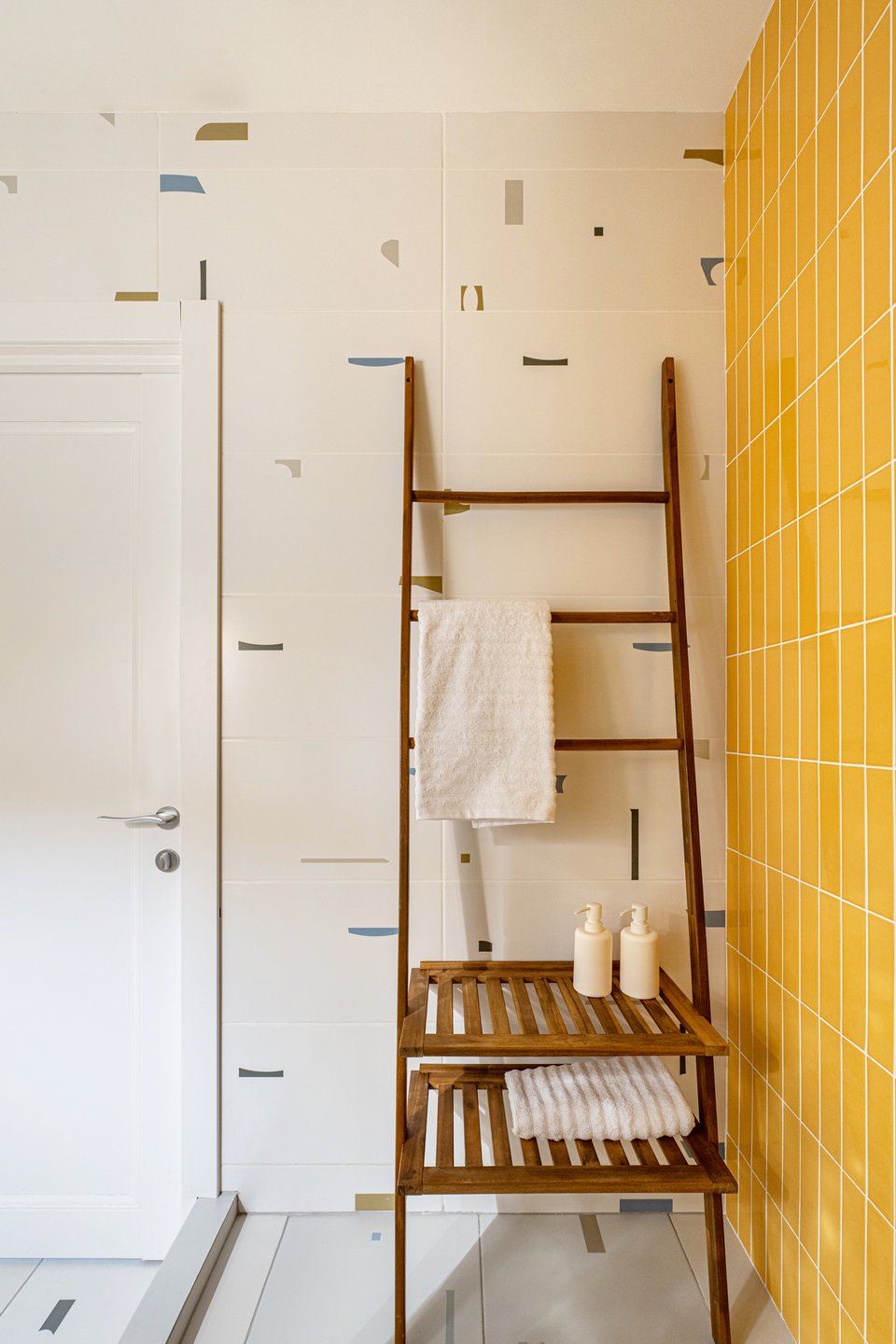 salle de bain jaune dans appartement de 64m2 à la décoration contemporaine colorée salle de bain jaune dans appartement de 64m2 à la décoration contemporaine colorée