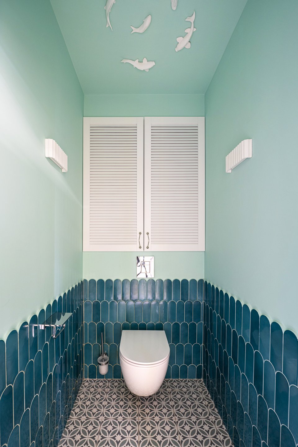 toilettes bleue et vertes dans appartement de 64m2 à la décoration contemporaine colorée toilettes bleue et vertes dans appartement de 64m2 à la décoration contemporaine colorée