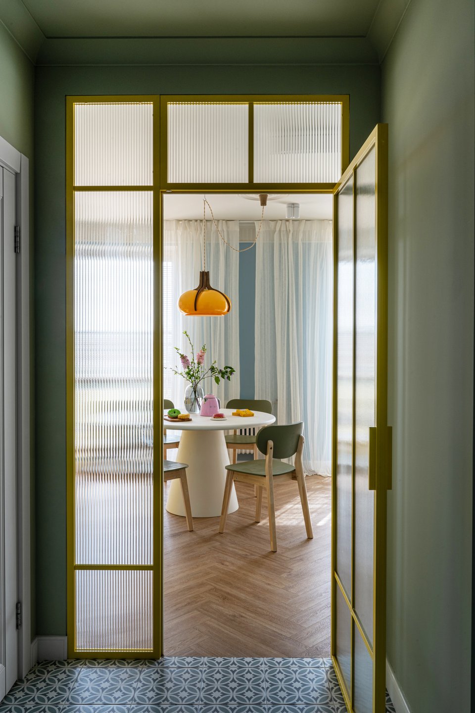 entrée vert menthe avec porte vitrée cannelée structure jaune en métal dans appartement de 64m2 à la décoration contemporaine colorée entrée vert menthe avec porte vitrée cannelée structure jaune en métal dans appartement de 64m2 à la décoration contemporaine colorée
