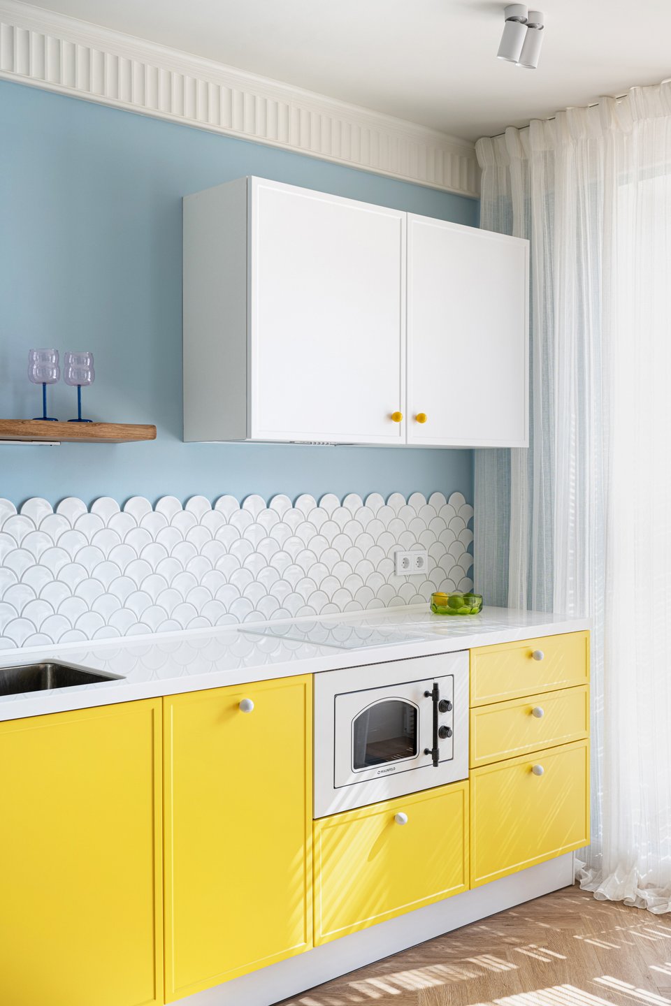 cuisine jaune murs bleus dans appartement de 64m2 à la décoration contemporaine colorée cuisine jaune murs bleus dans appartement de 64m2 à la décoration contemporaine colorée