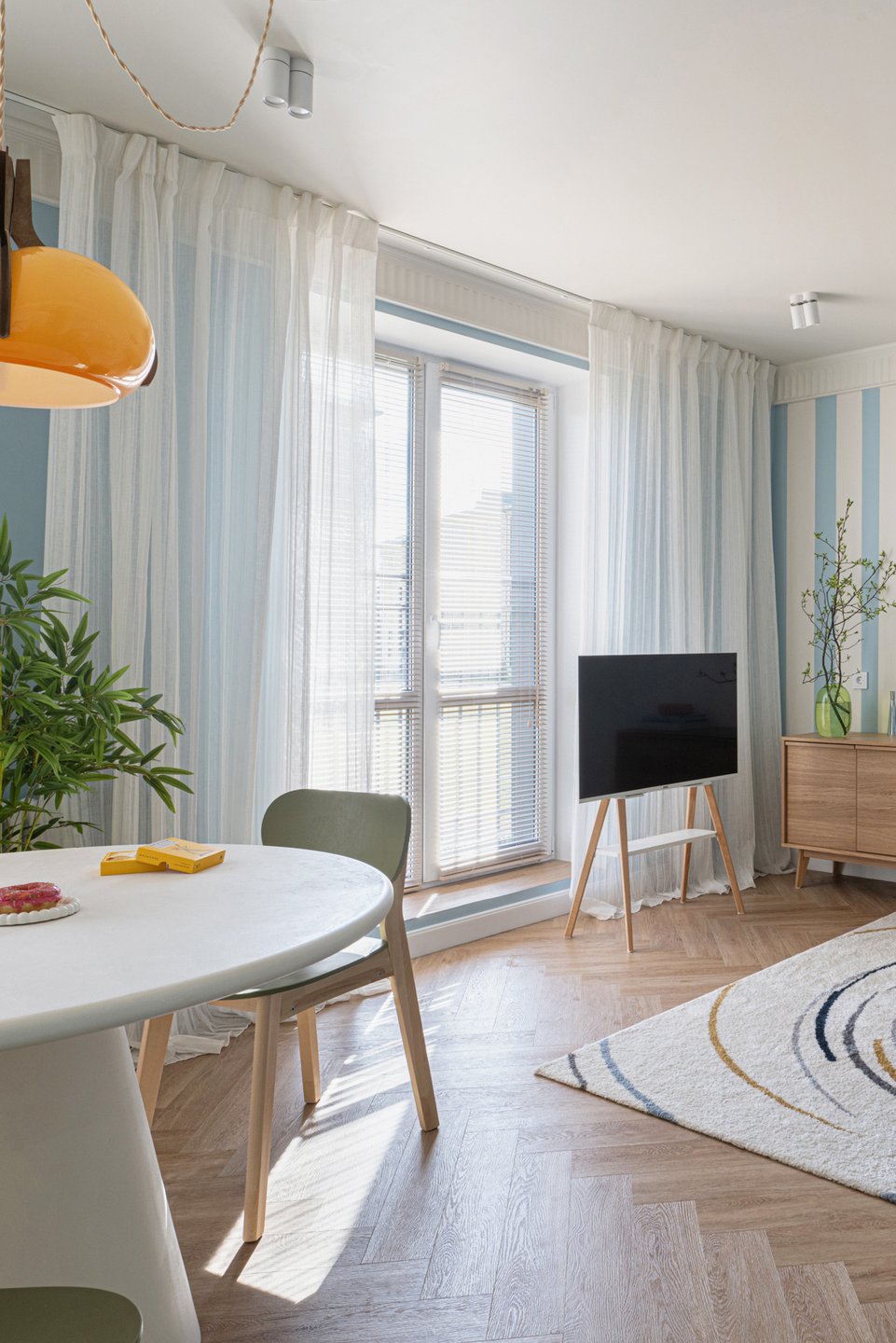 salon bleu dans appartement de 64m2 à la décoration contemporaine colorée salon bleu dans appartement de 64m2 à la décoration contemporaine colorée