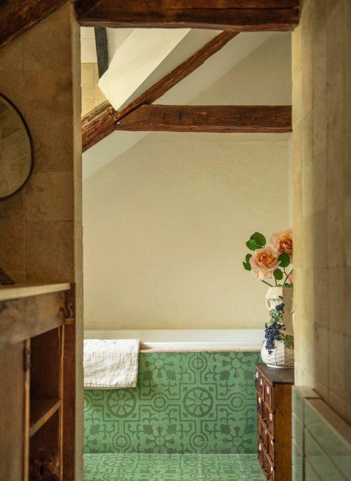 bathroom rustic chic decor 18th-century house in the Catskills