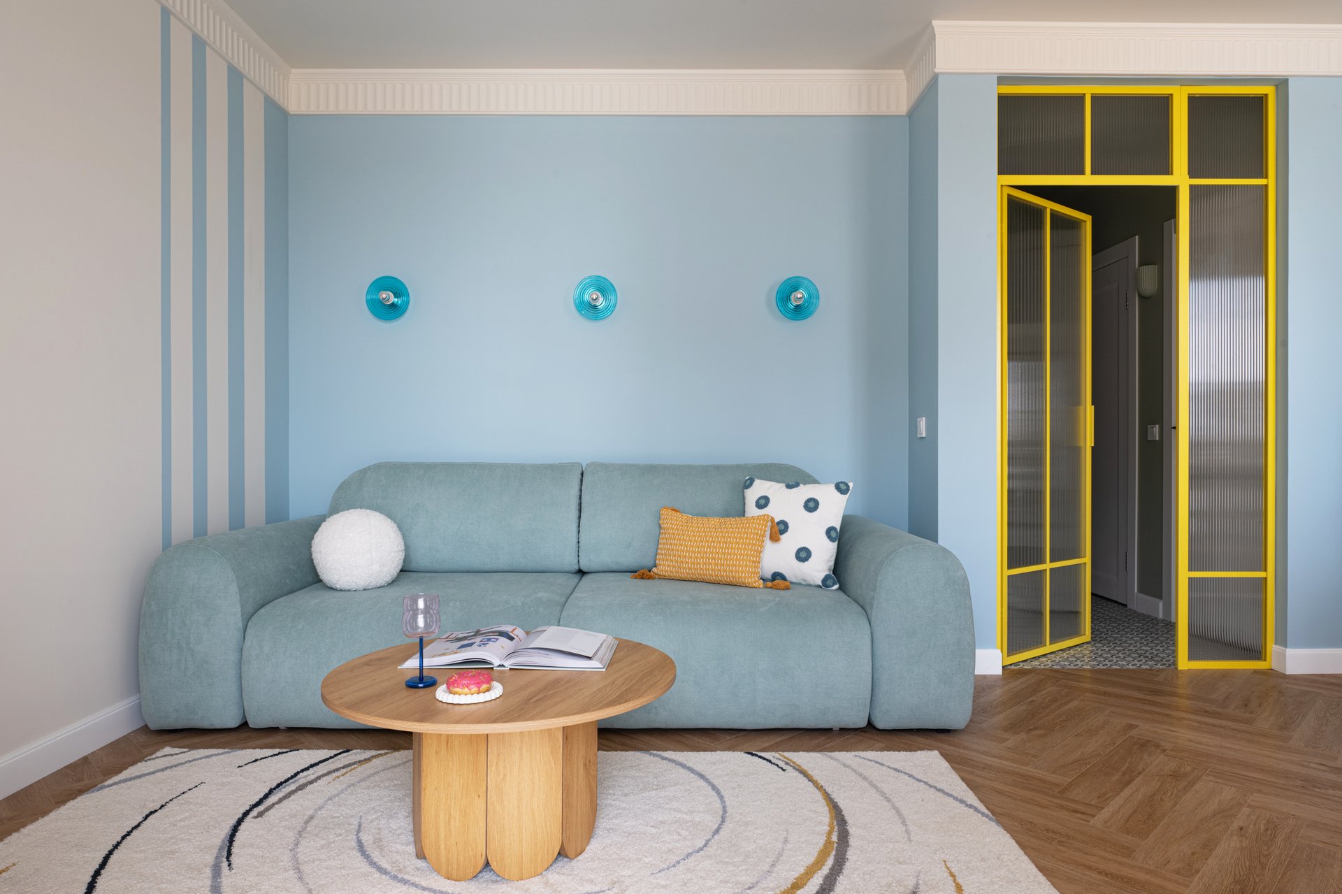 salon bleu et jaune dans appartement de 64m2 à la décoration contemporaine colorée salon bleu et jaune dans appartement de 64m2 à la décoration contemporaine colorée
