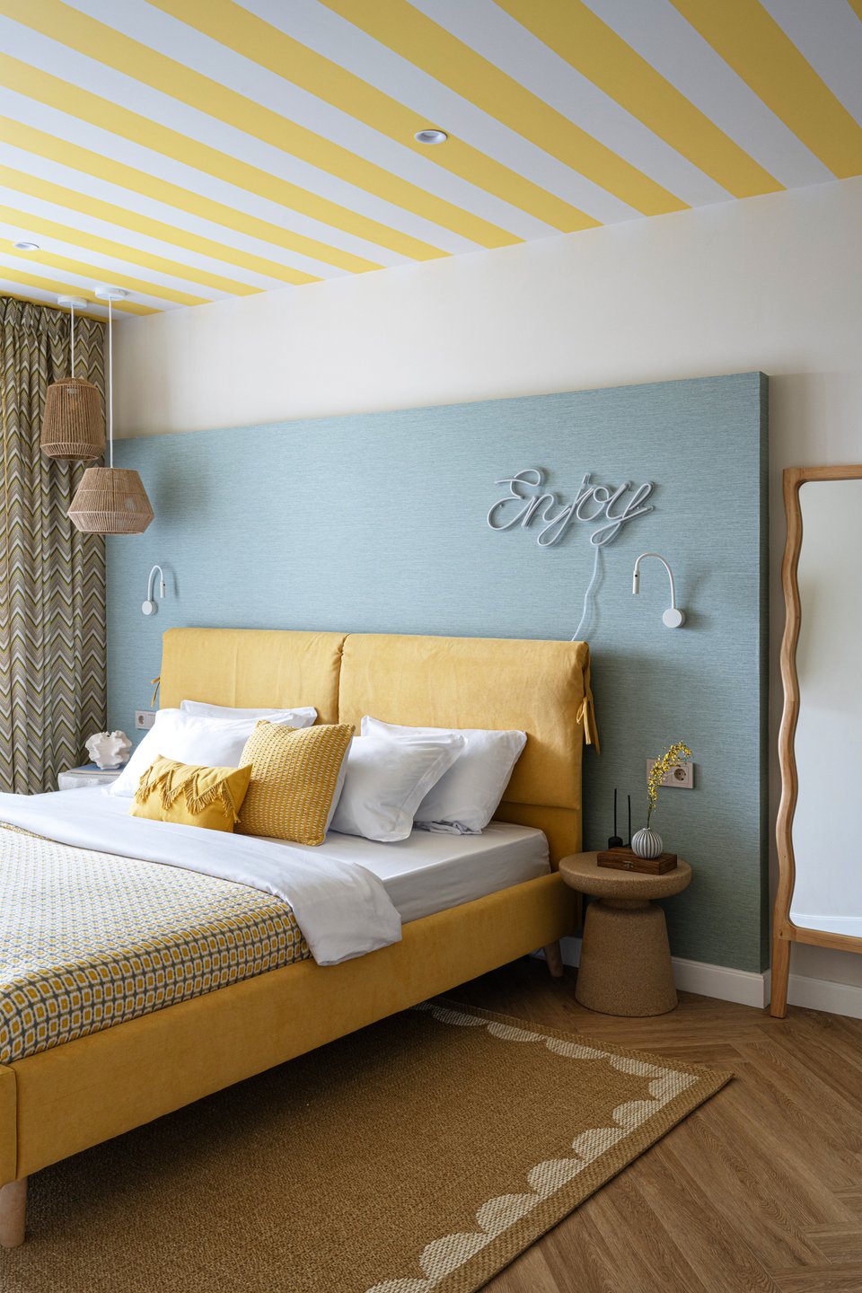 chambre bleue et jaune plafond rayé dans appartement de 64m2 à la décoration contemporaine colorée chambre bleue et jaune plafond rayé dans appartement de 64m2 à la décoration contemporaine colorée