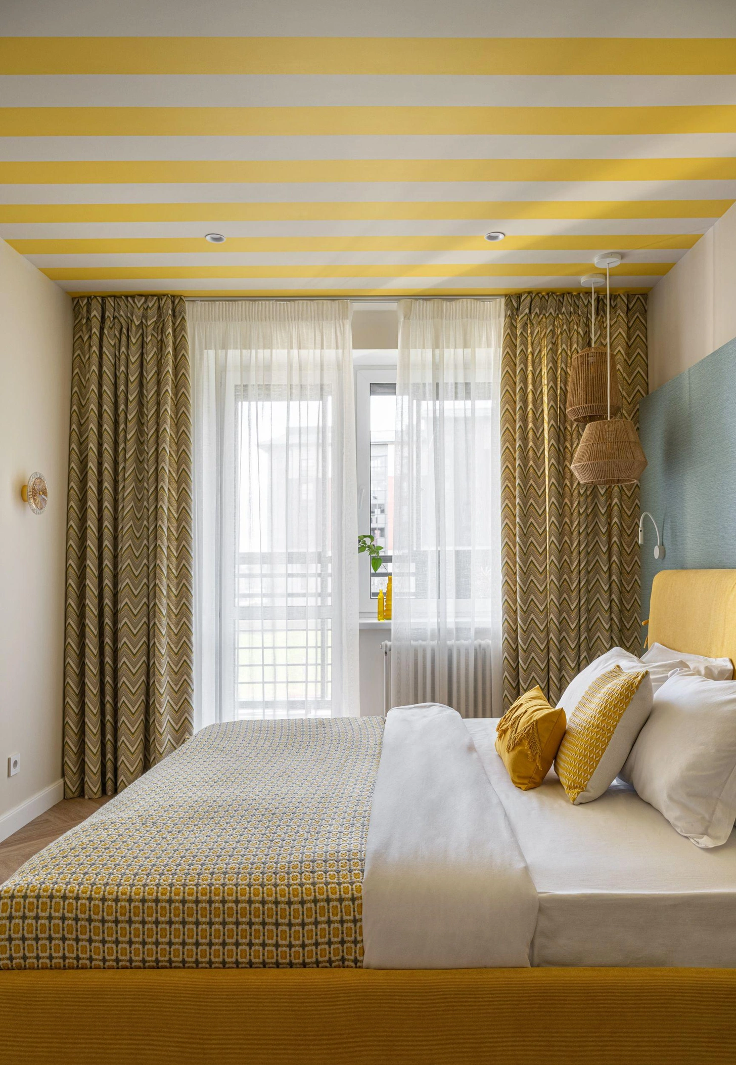 chambre bleue et jaune plafond rayé dans appartement de 64m2 à la décoration contemporaine colorée chambre bleue et jaune plafond rayé dans appartement de 64m2 à la décoration contemporaine colorée