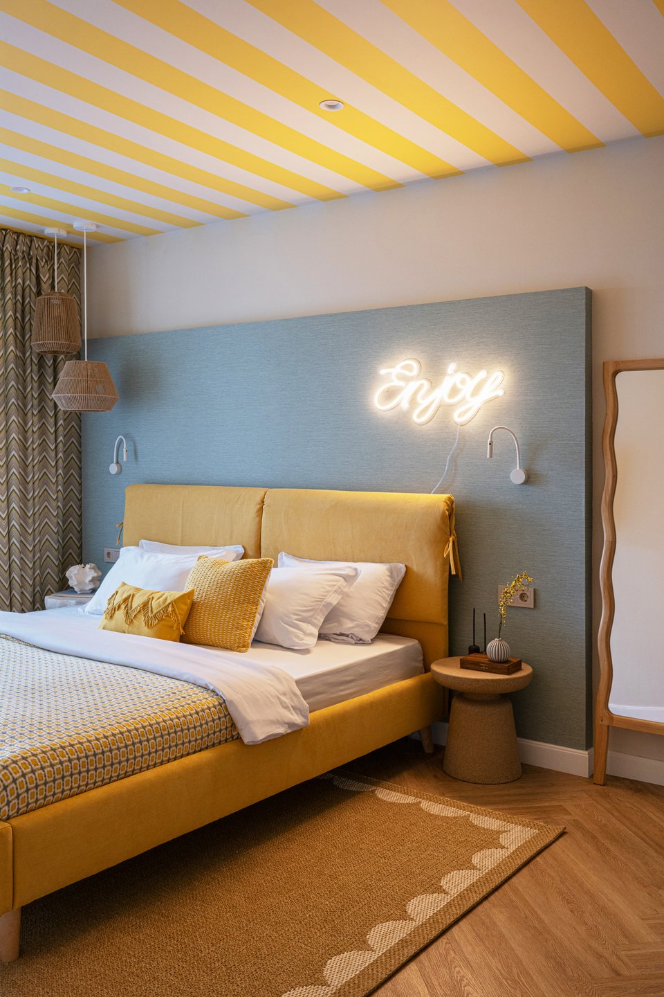 chambre bleue et jaune plafond rayé dans appartement de 64m2 à la décoration contemporaine colorée chambre bleue et jaune plafond rayé dans appartement de 64m2 à la décoration contemporaine colorée