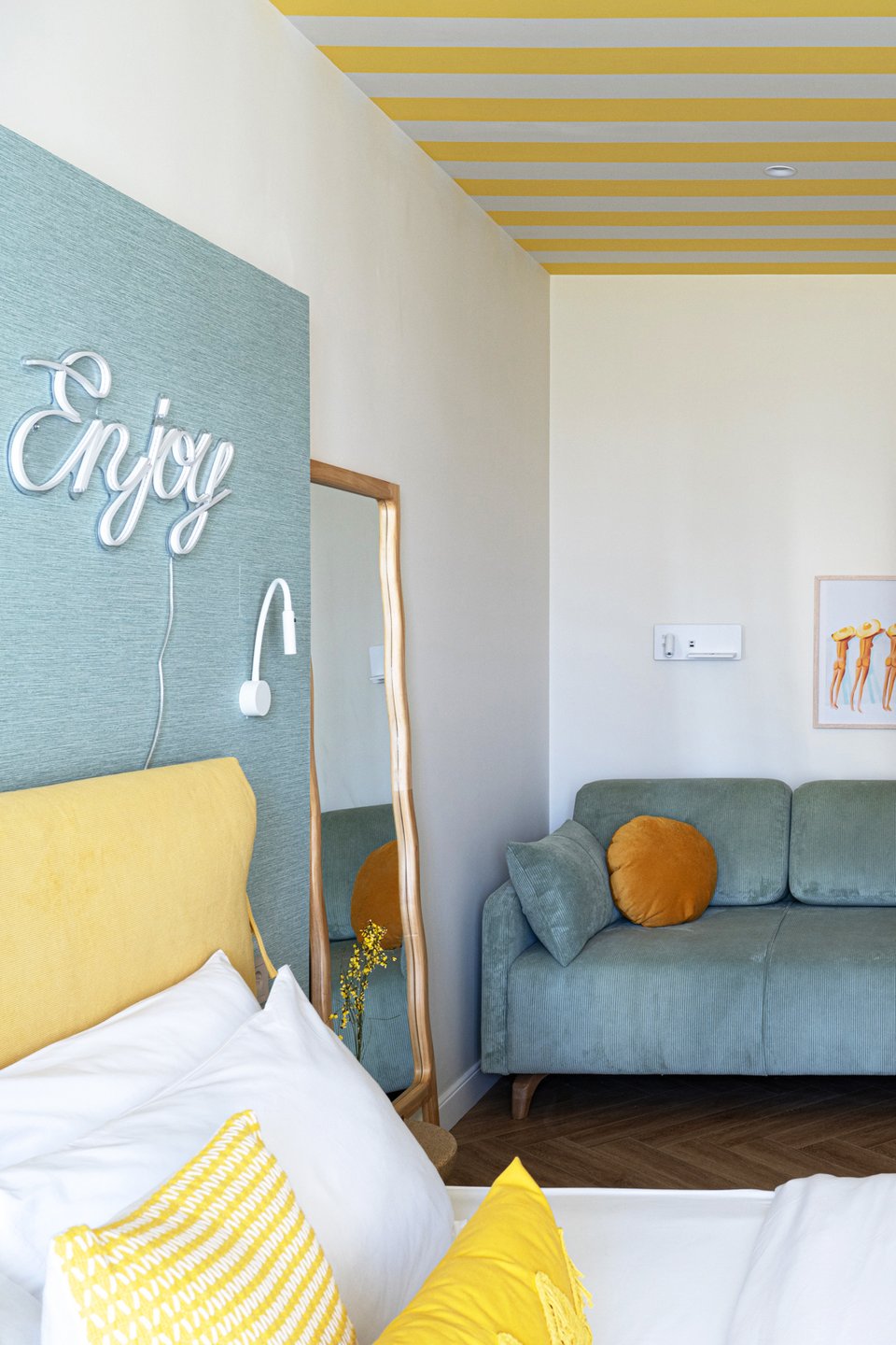 chambre bleue et jaune plafond rayé dans appartement de 64m2 à la décoration contemporaine colorée chambre bleue et jaune plafond rayé dans appartement de 64m2 à la décoration contemporaine colorée