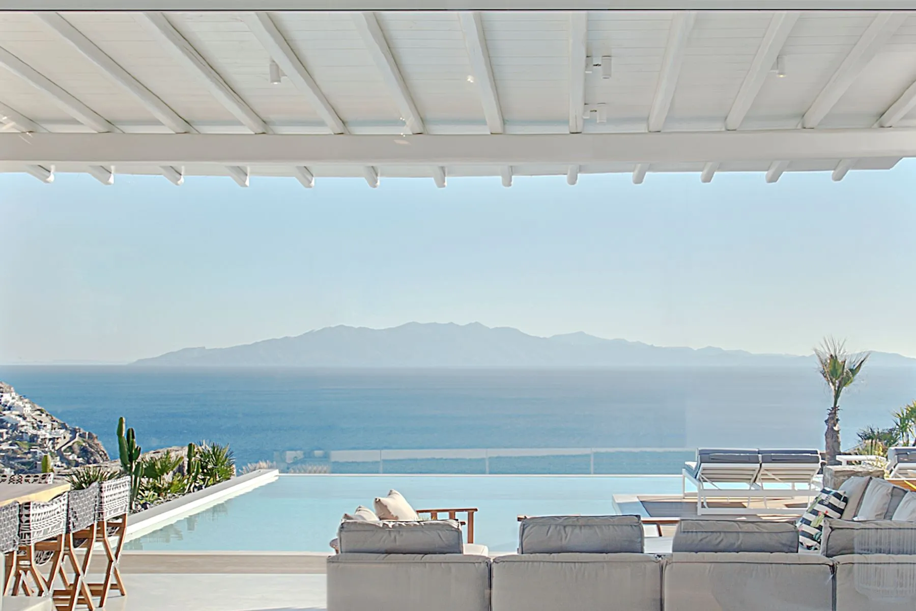 terrasse avec pergola et piscine maison design à Mykonos terrasse avec pergola et piscine maison design à Mykonos